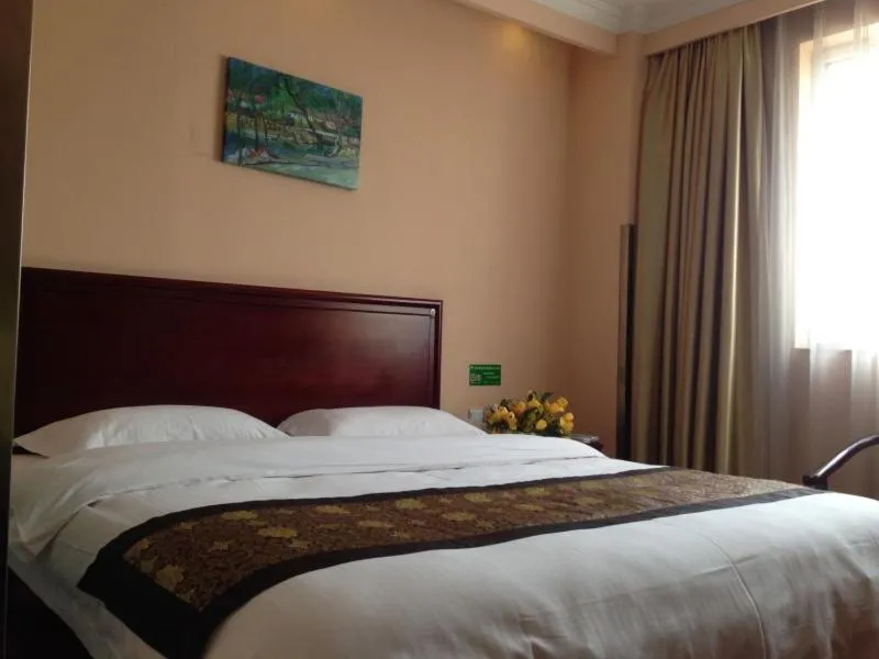 Bed in GreenTree Inn Jiangsu ZhenJiang Jurong New Bus Station Express Hotel
