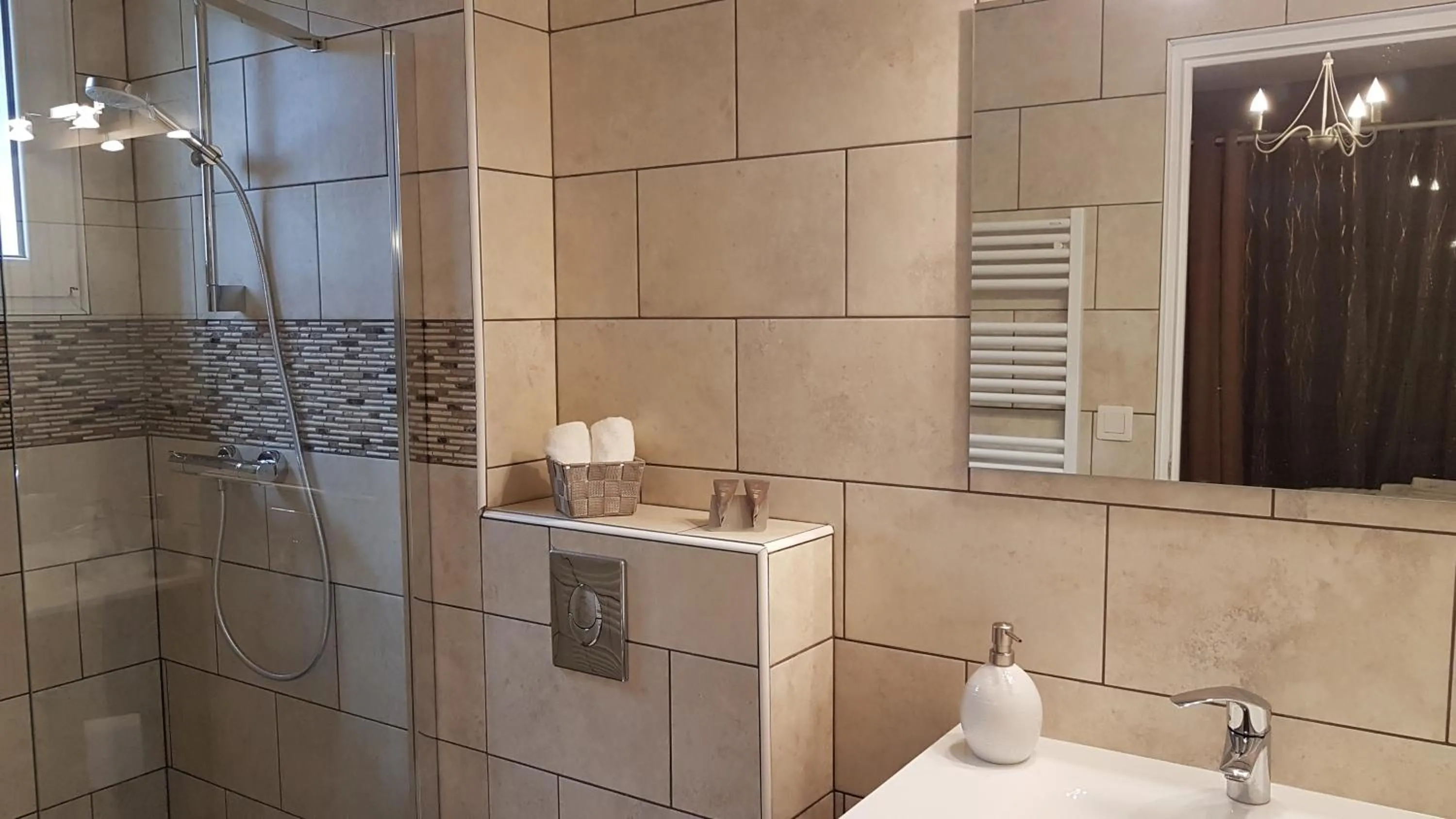 Shower in Le Clos Magedon