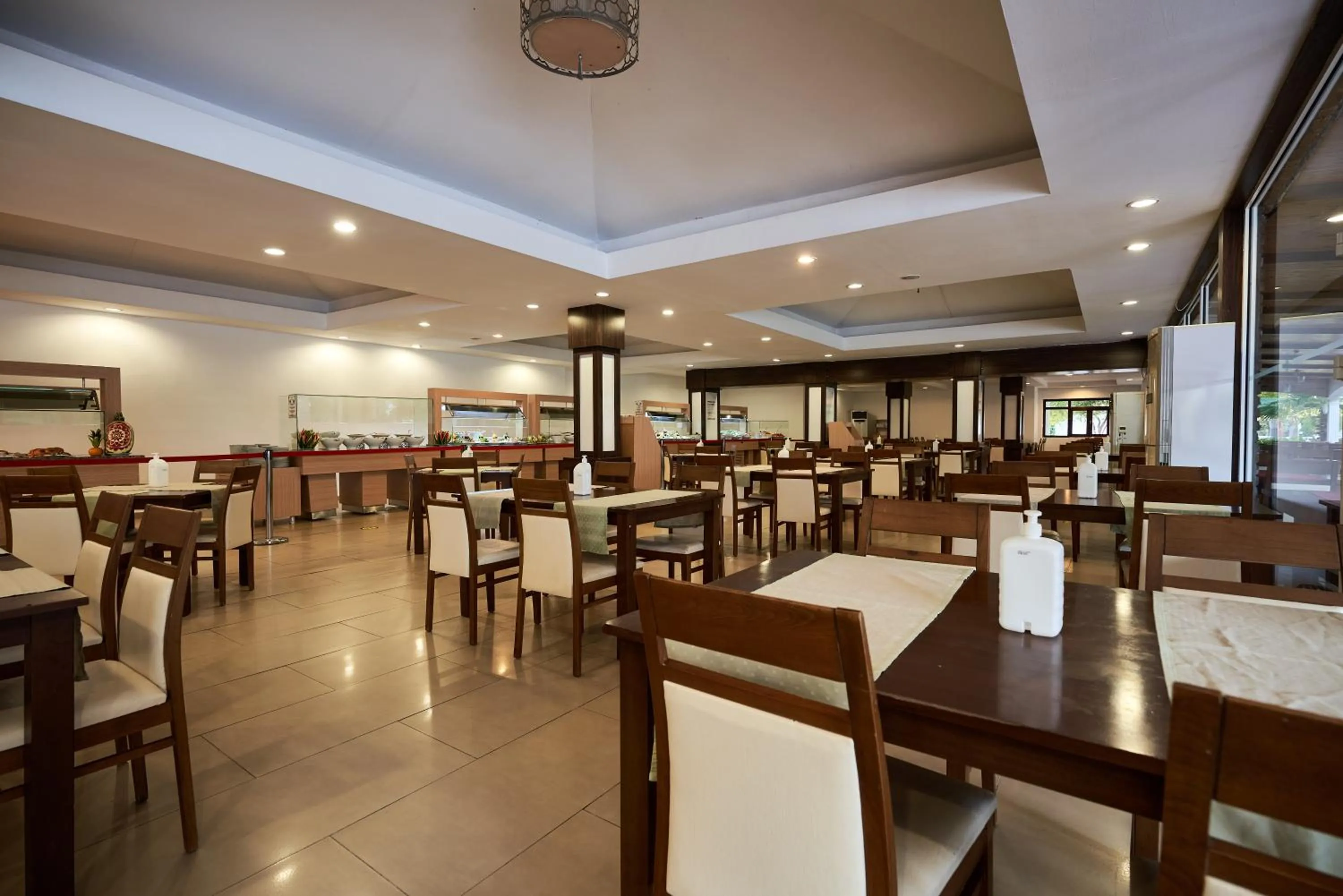 Restaurant/Places to Eat in Maya Golf Hotel