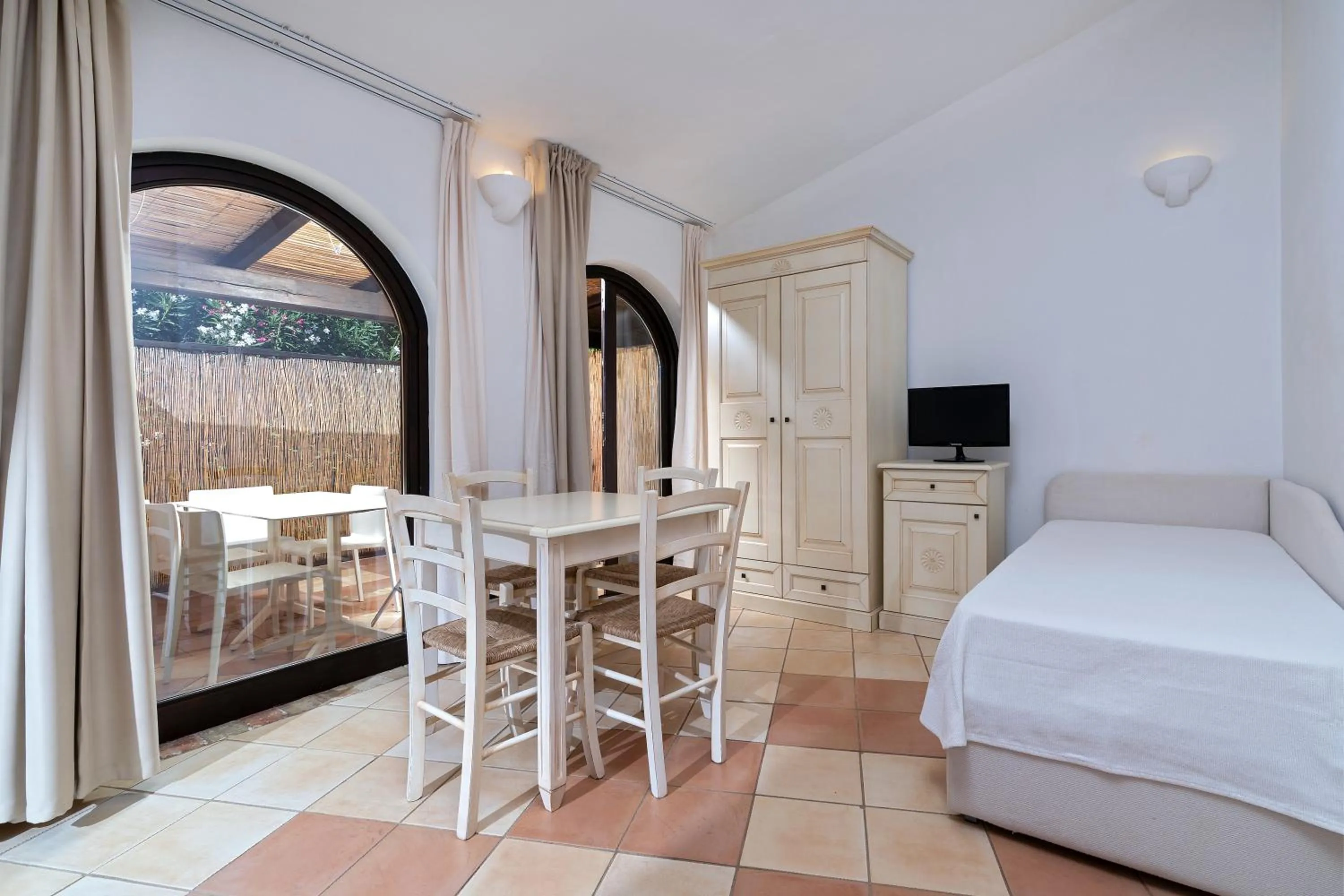 Dining area in Porto Giunco Residence
