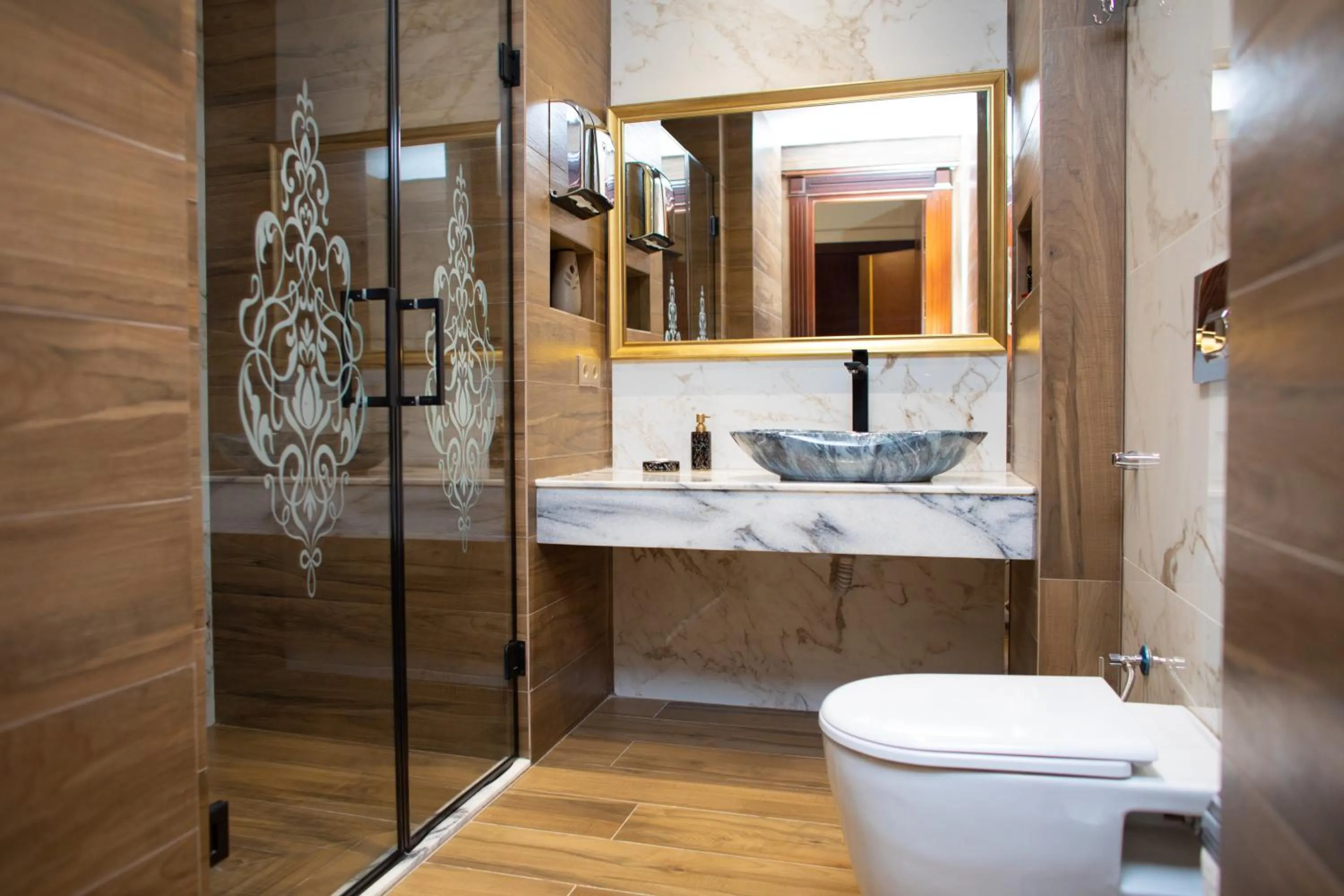 Toilet in Grand Hotel Baku Central Park