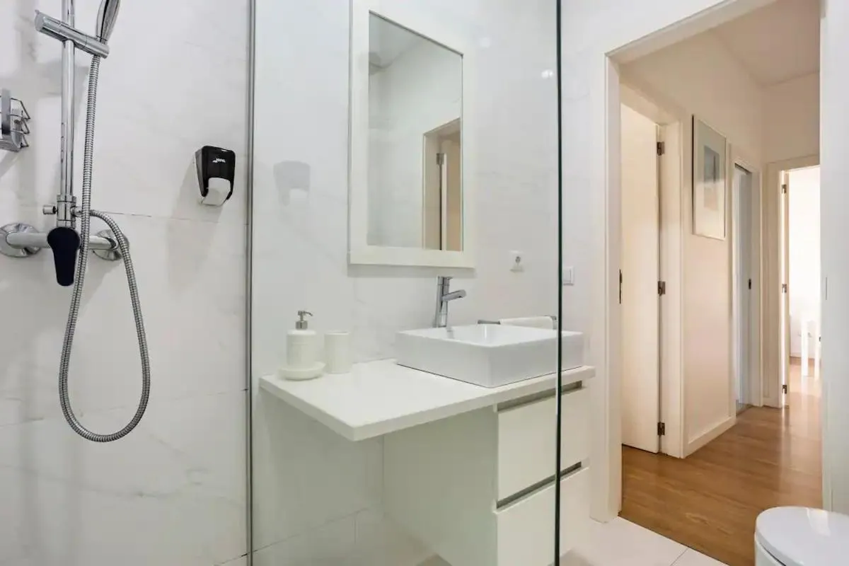 Shower in Luxury Anibal Cunha Apartments
