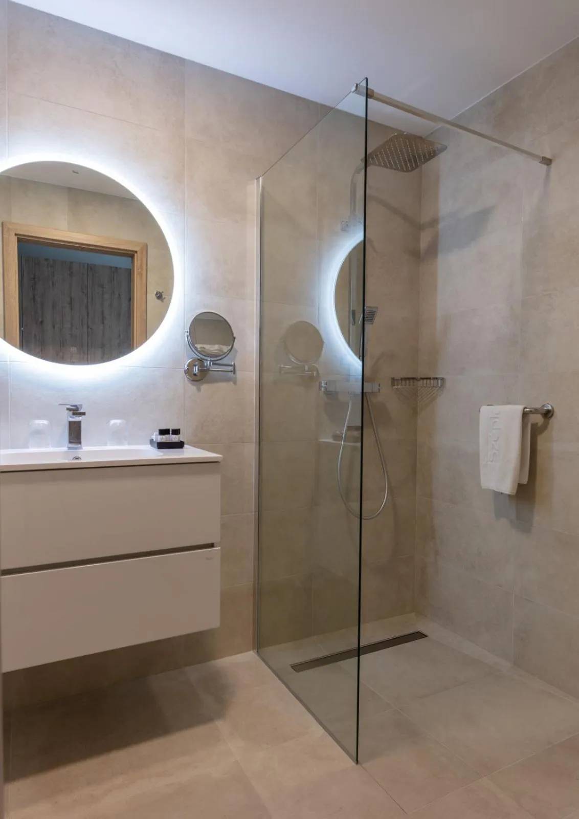 Shower in Szépia Bio and Art Hotel