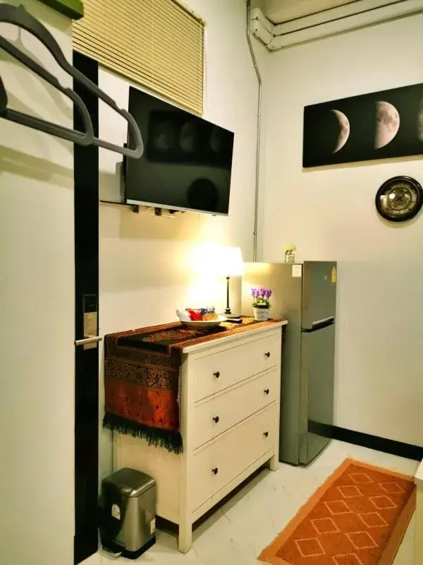 Bedroom, TV/Entertainment Center in Beach Gallery House