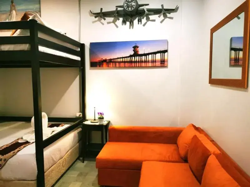 Bedroom, Bunk Bed in Beach Gallery House