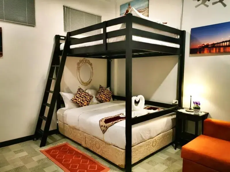 Bedroom, Bunk Bed in Beach Gallery House