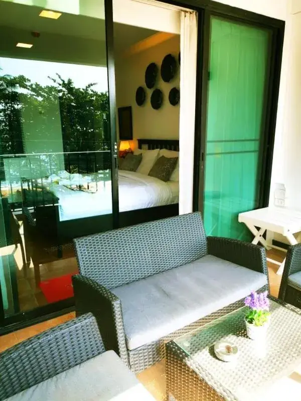 Balcony/Terrace, Seating Area in Beach Gallery House