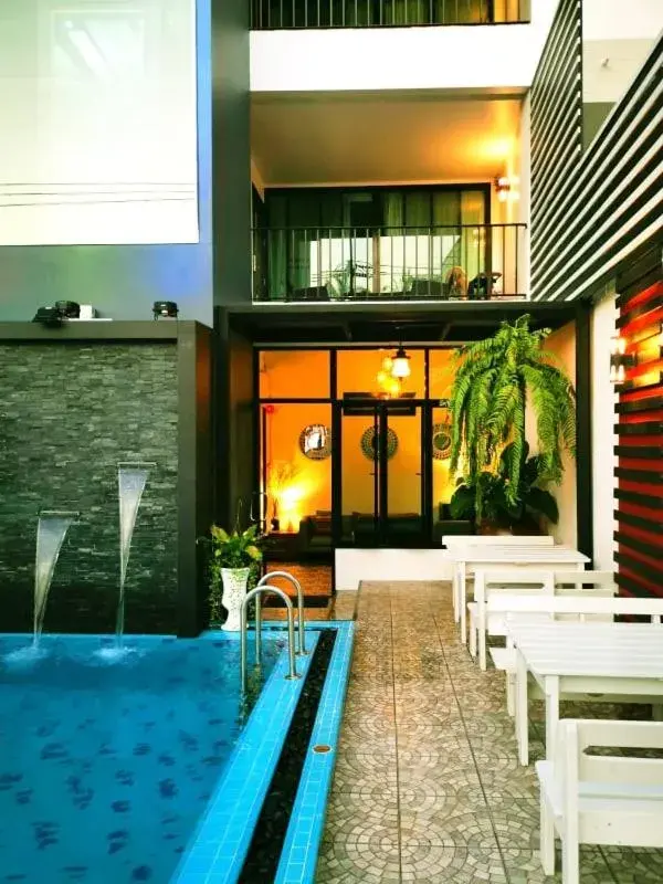 Garden, Swimming Pool in Beach Gallery House