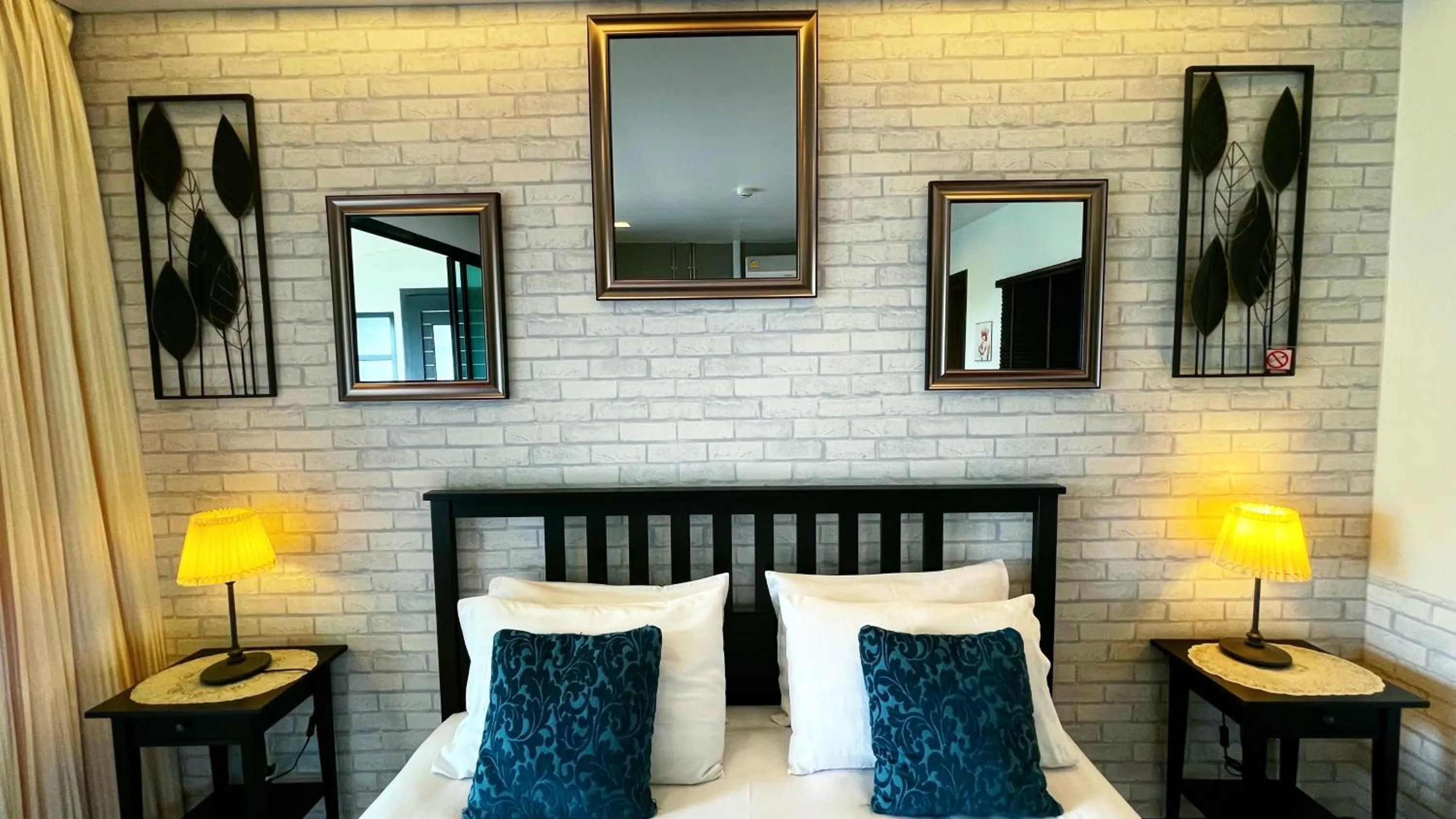 Bedroom, Bed in Beach Gallery House