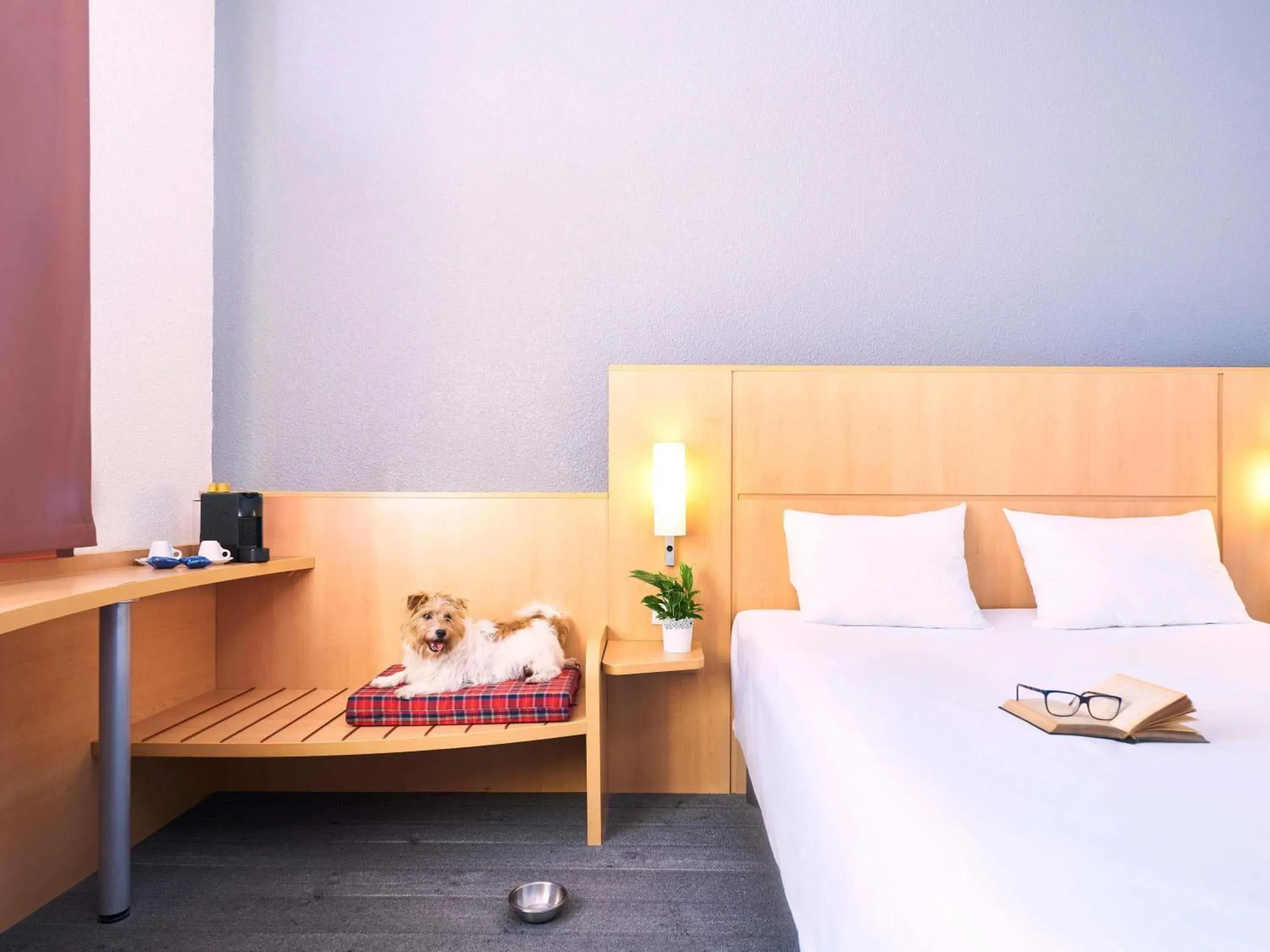 Bedroom, Bed in Ibis Como Bedroom, Bed in Ibis Como