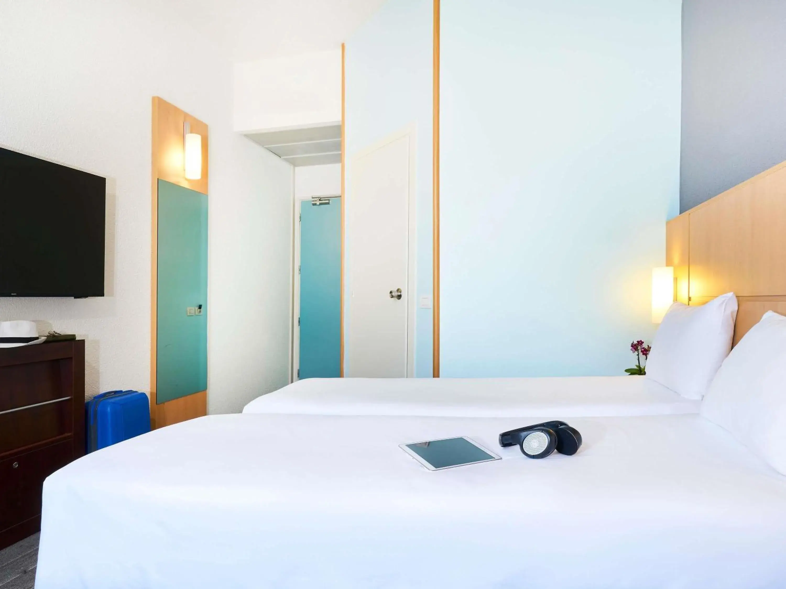 Bedroom, Bed in Ibis Como Bedroom, Bed in Ibis Como