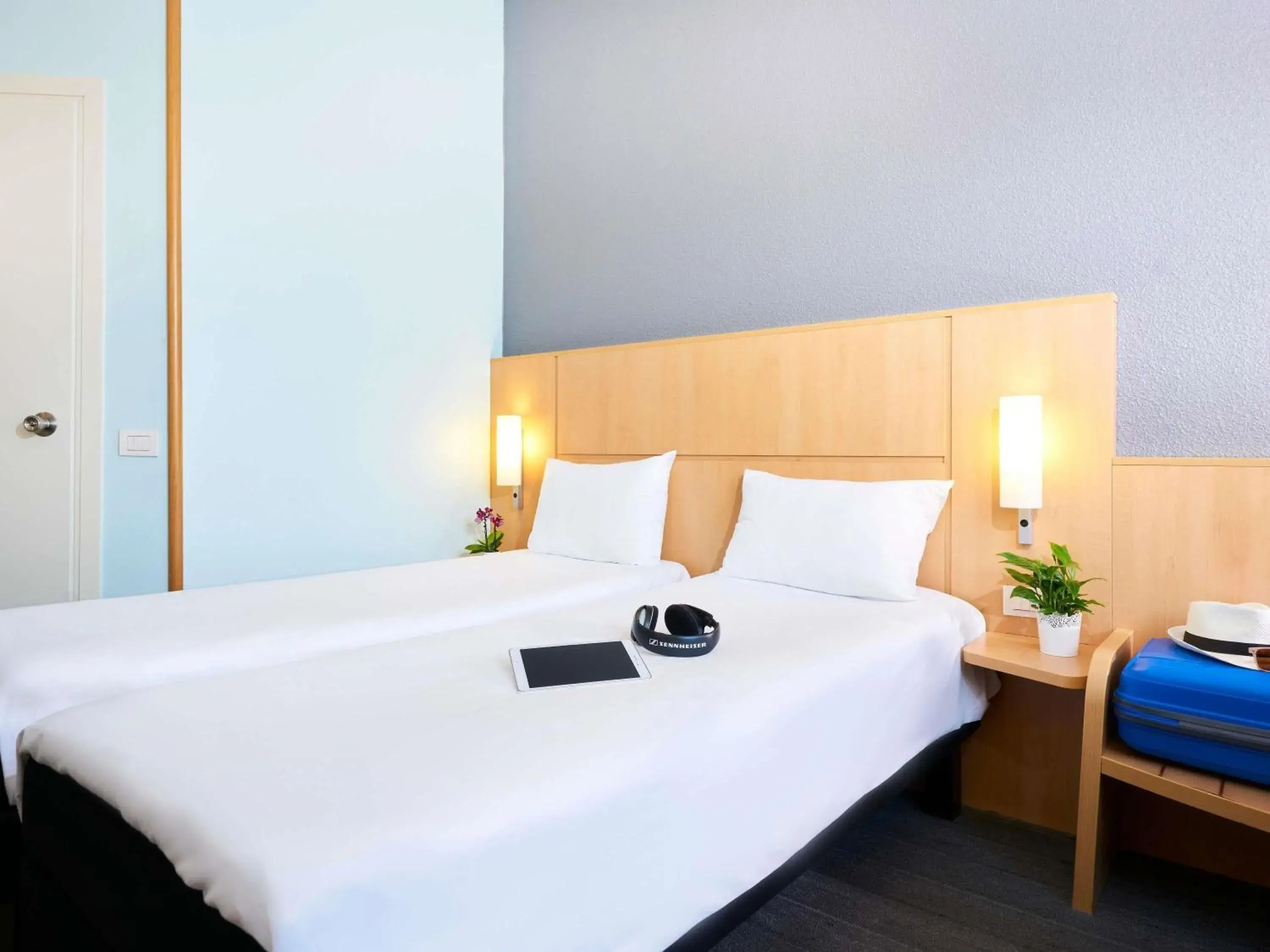 Bedroom, Bed in Ibis Como Bedroom, Bed in Ibis Como