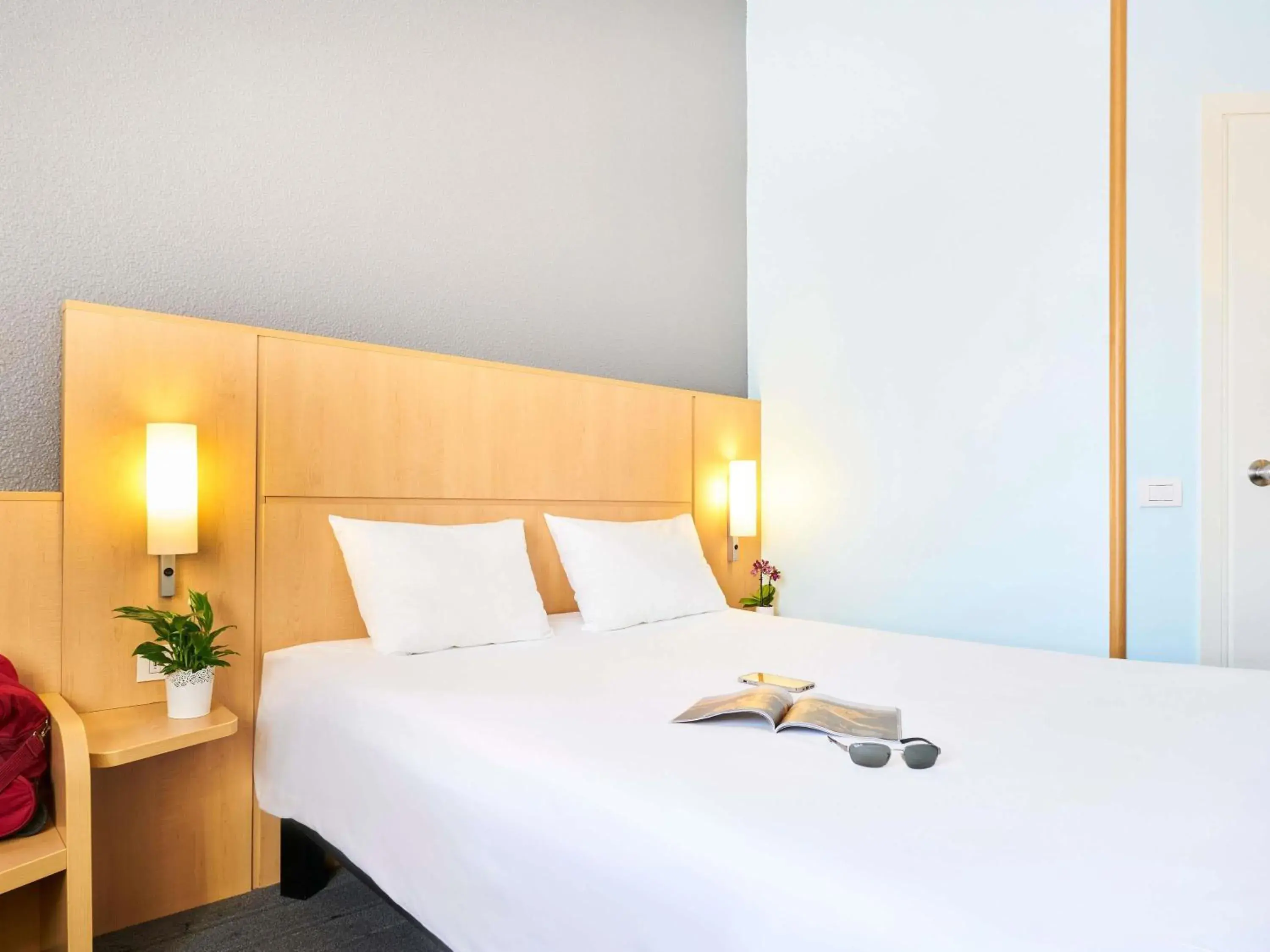 Bedroom, Bed in Ibis Como Bedroom, Bed in Ibis Como