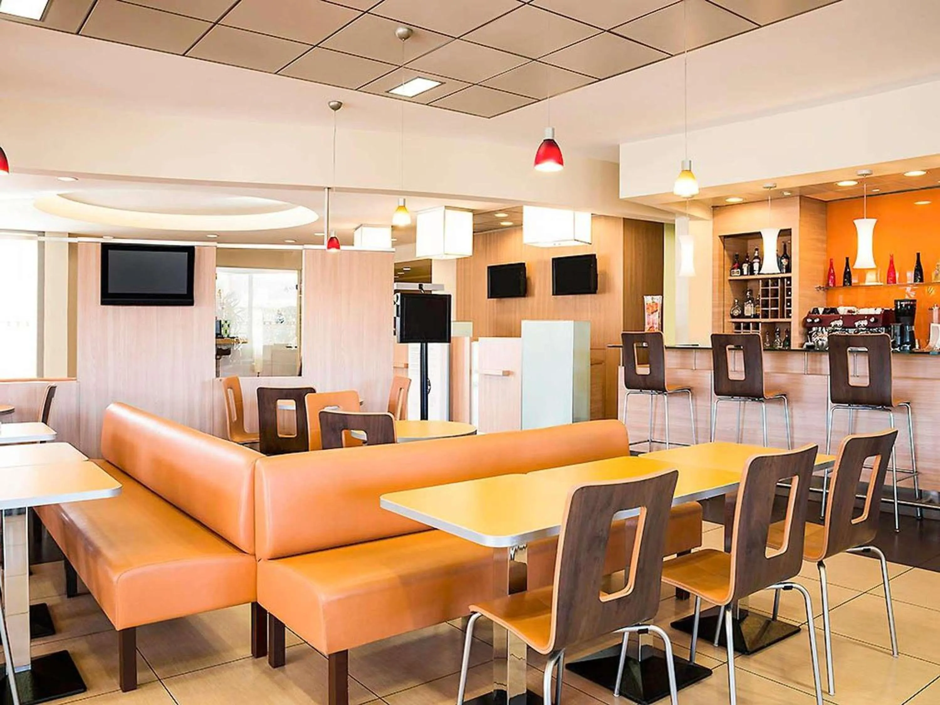 Restaurant/places to eat in Ibis Como