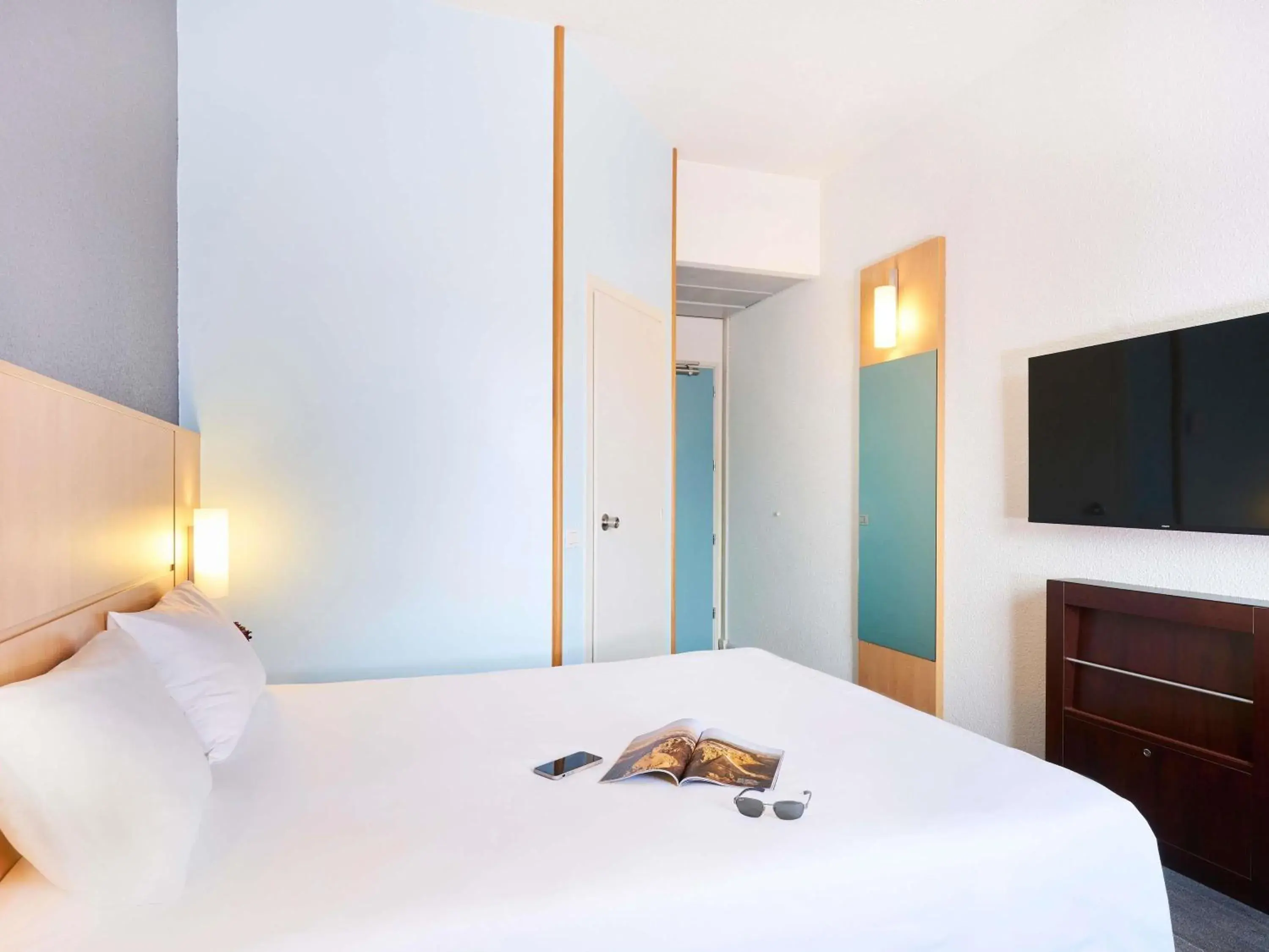 Bedroom, Bed in Ibis Como Bedroom, Bed in Ibis Como