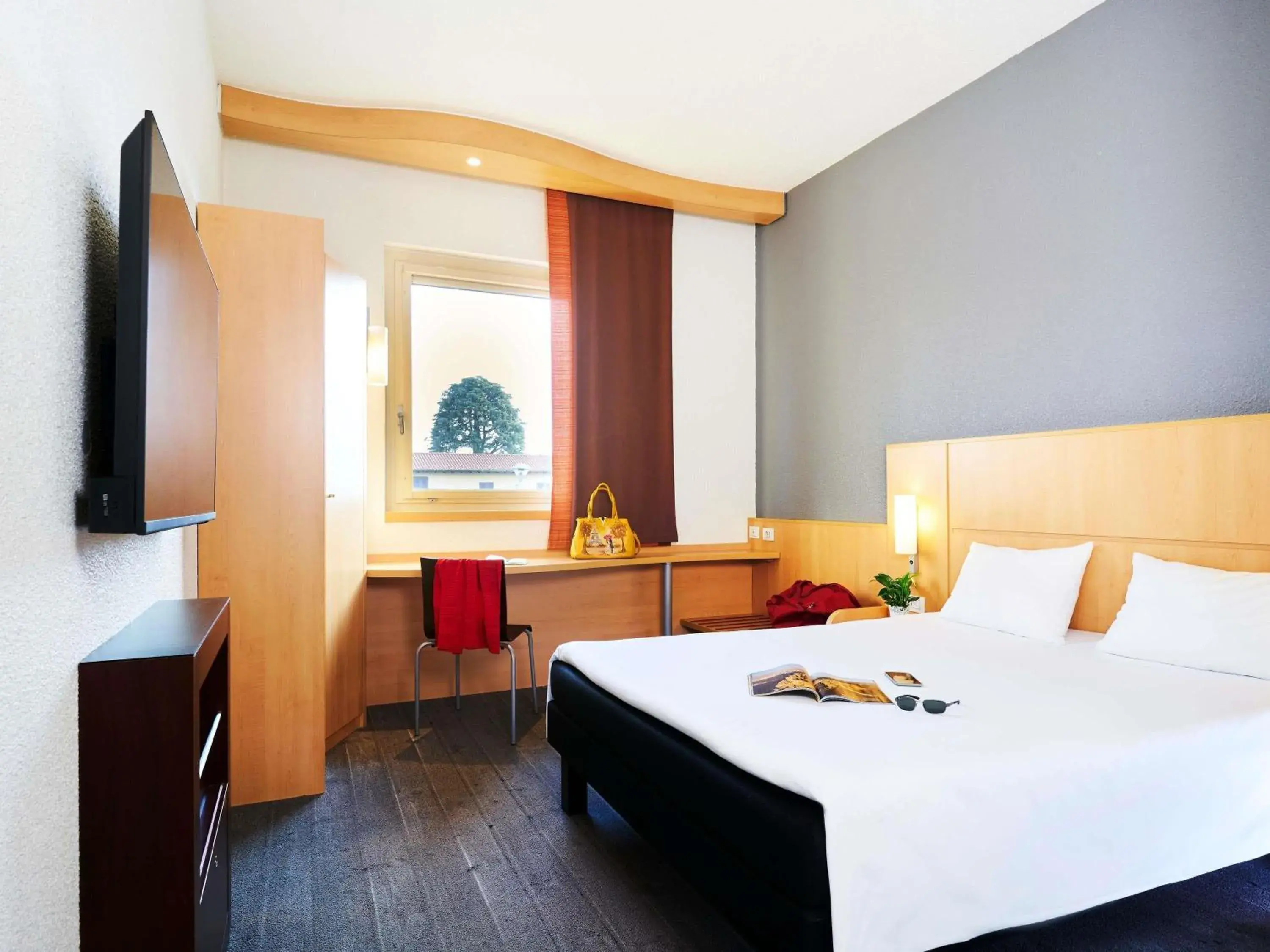 Bedroom, Bed in Ibis Como Bedroom, Bed in Ibis Como