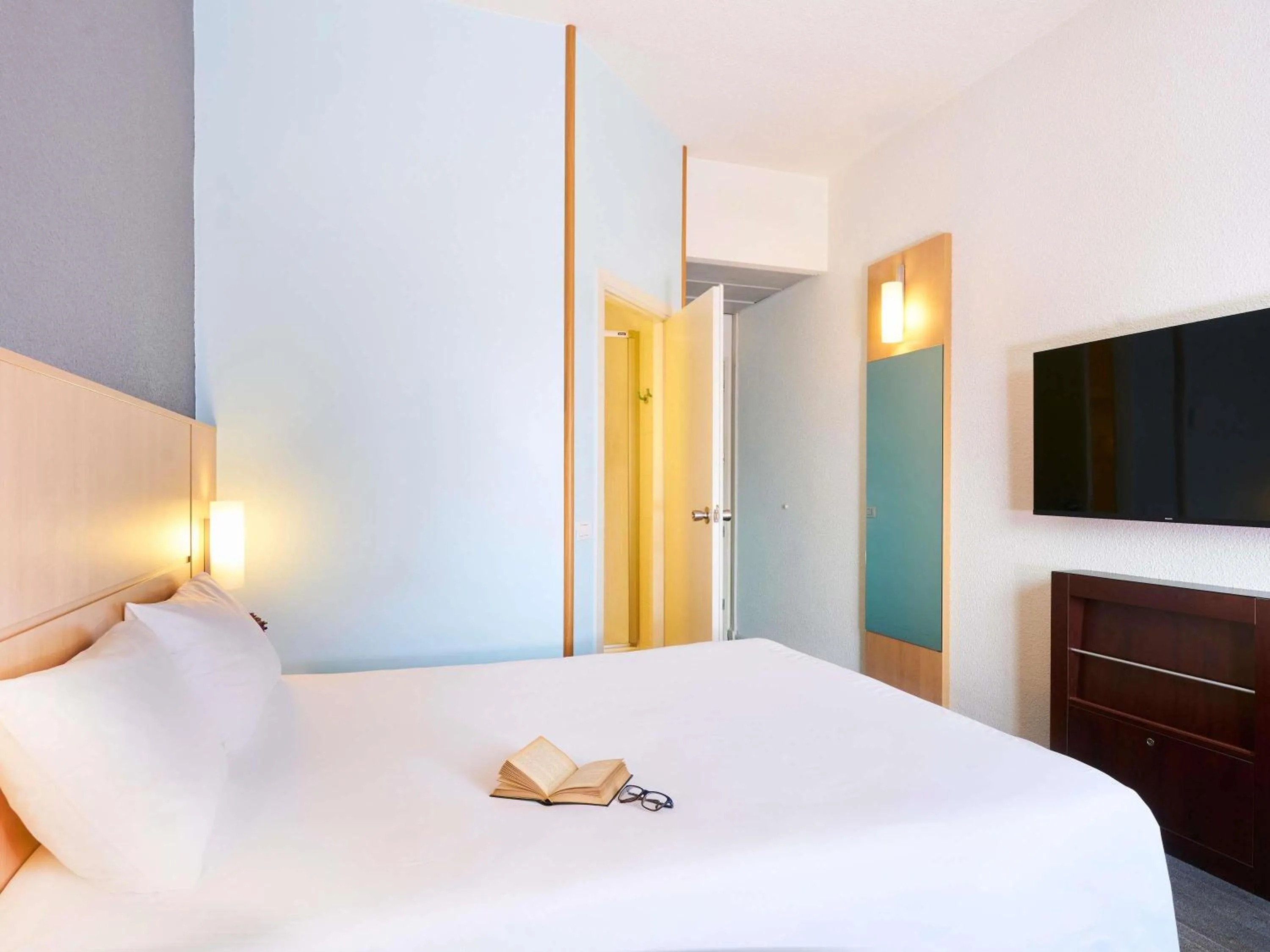 Bedroom, Bed in Ibis Como