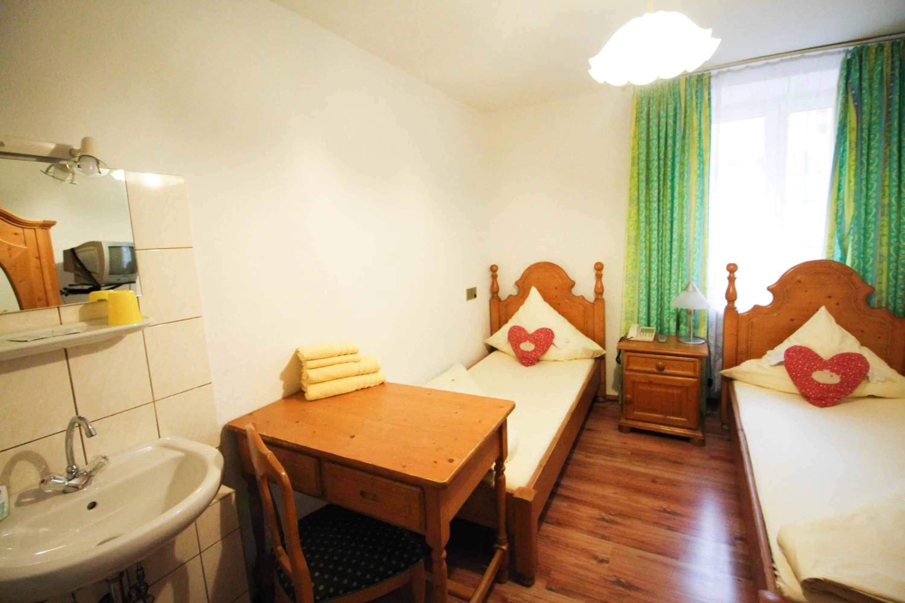 Inner courtyard view, Bed in Hotel Atlanta