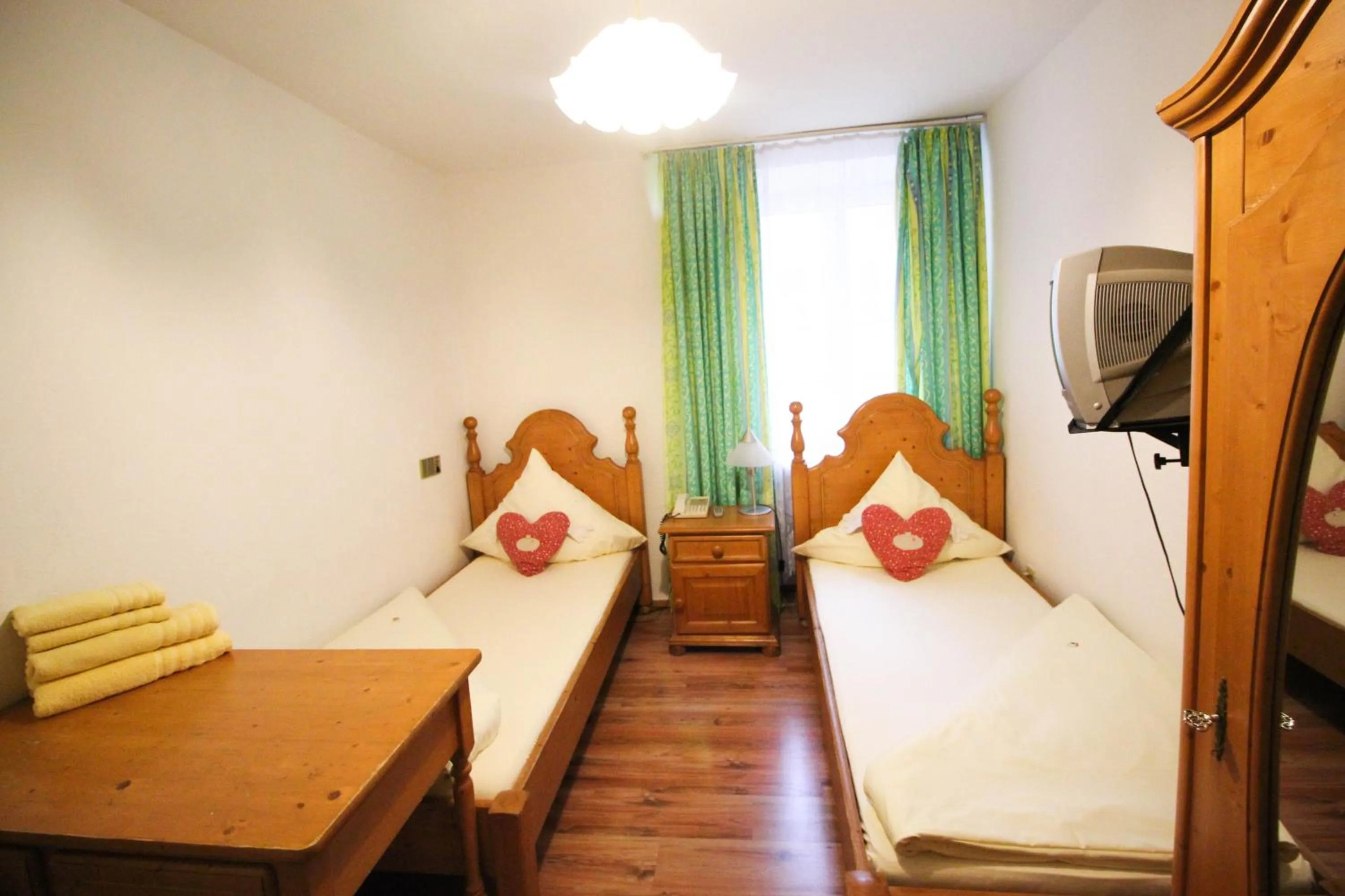 Inner courtyard view, Bed in Hotel Atlanta