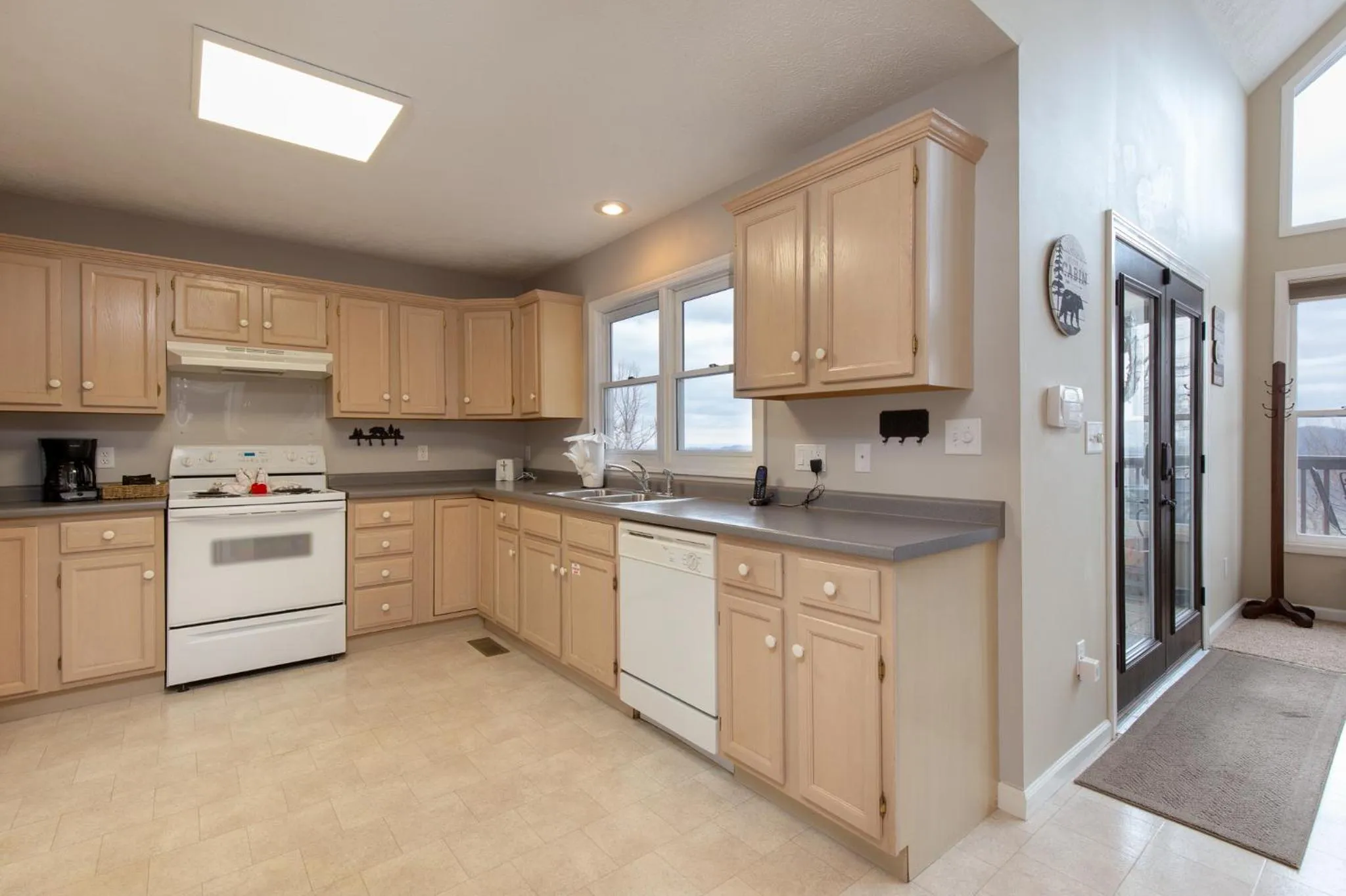 Kitchen or kitchenette in Kickback Kabin