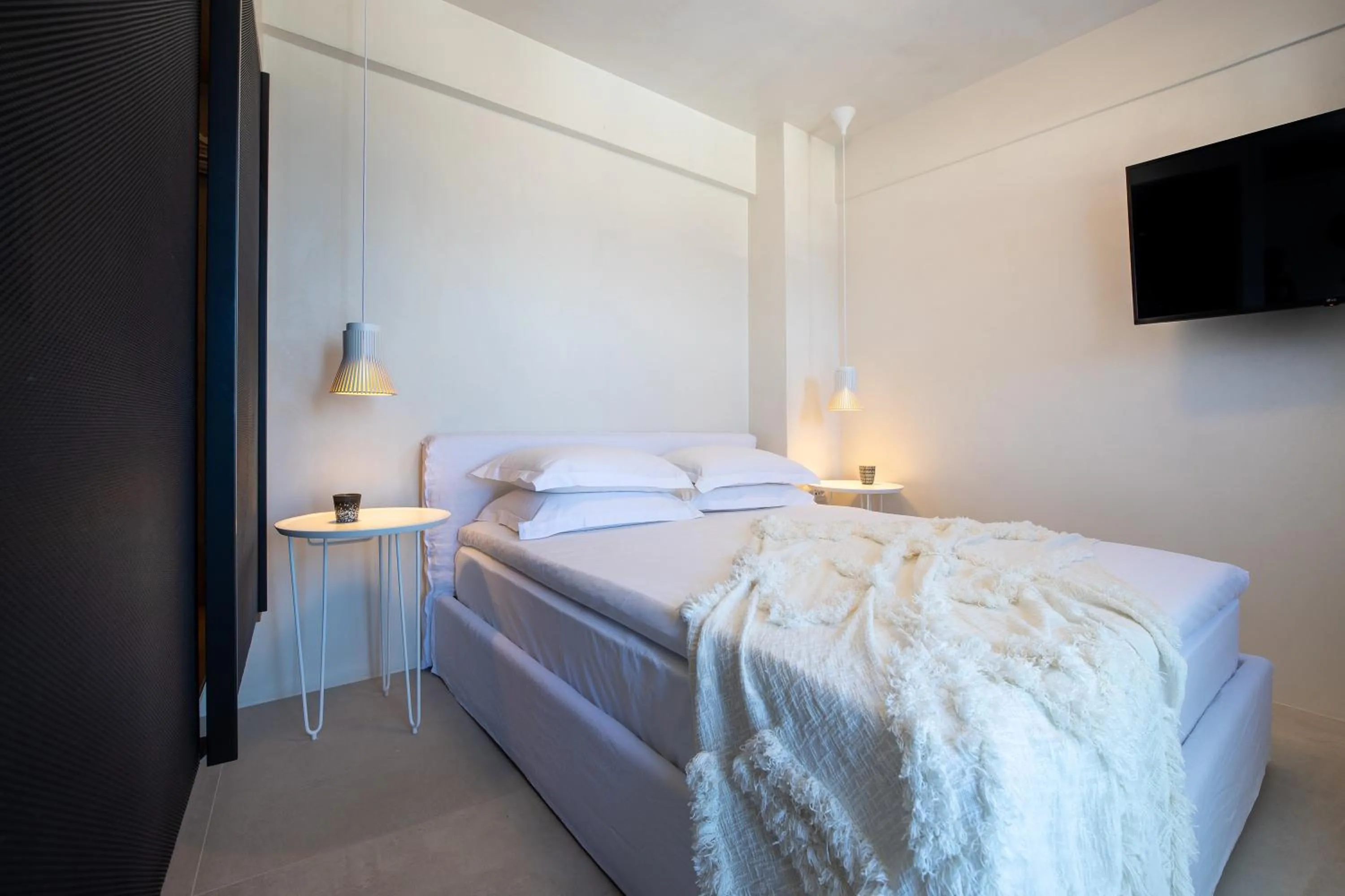 Bed in Akrogiali Beach Hotel Apartments