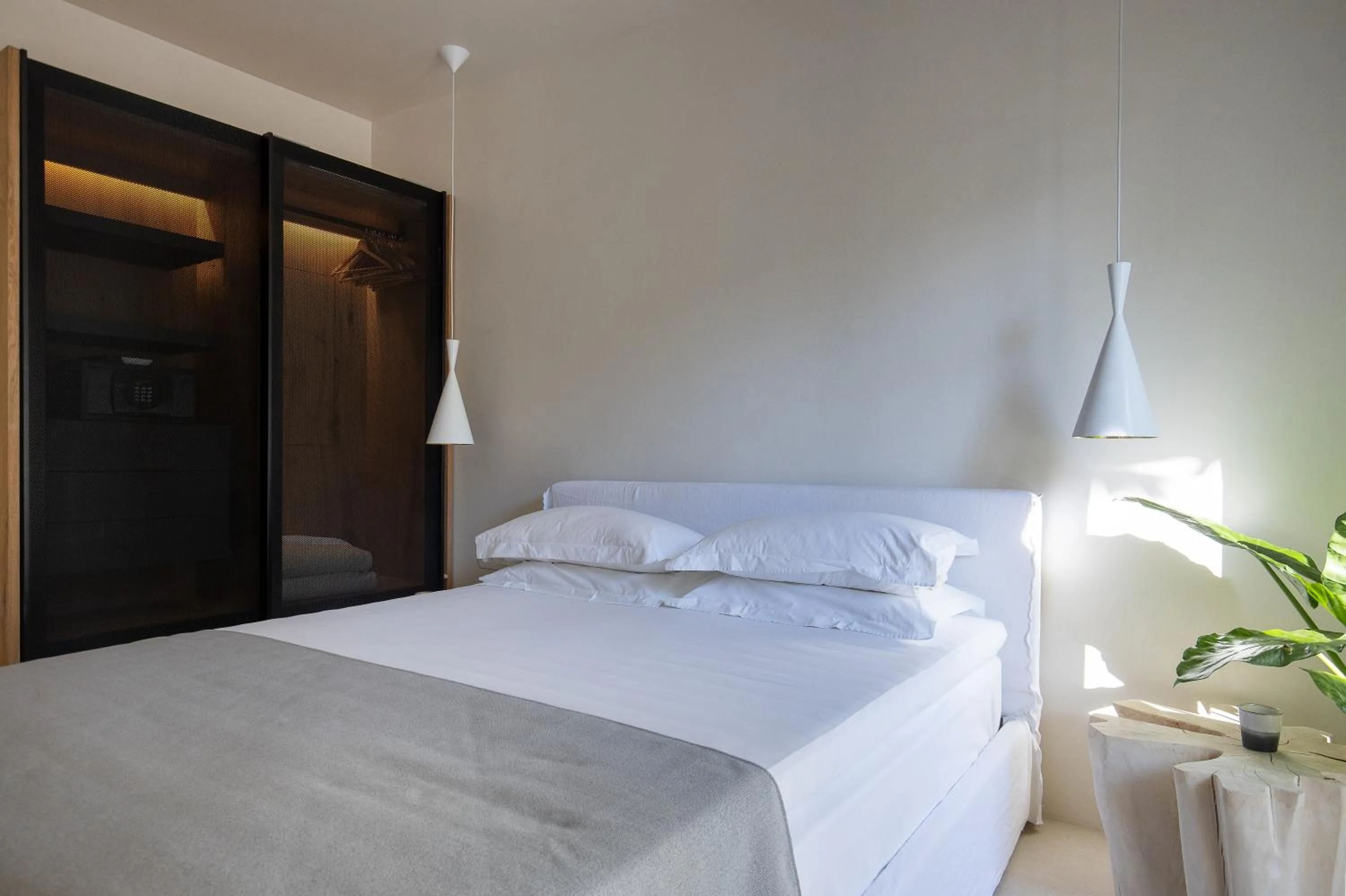 Bed in Akrogiali Beach Hotel Apartments