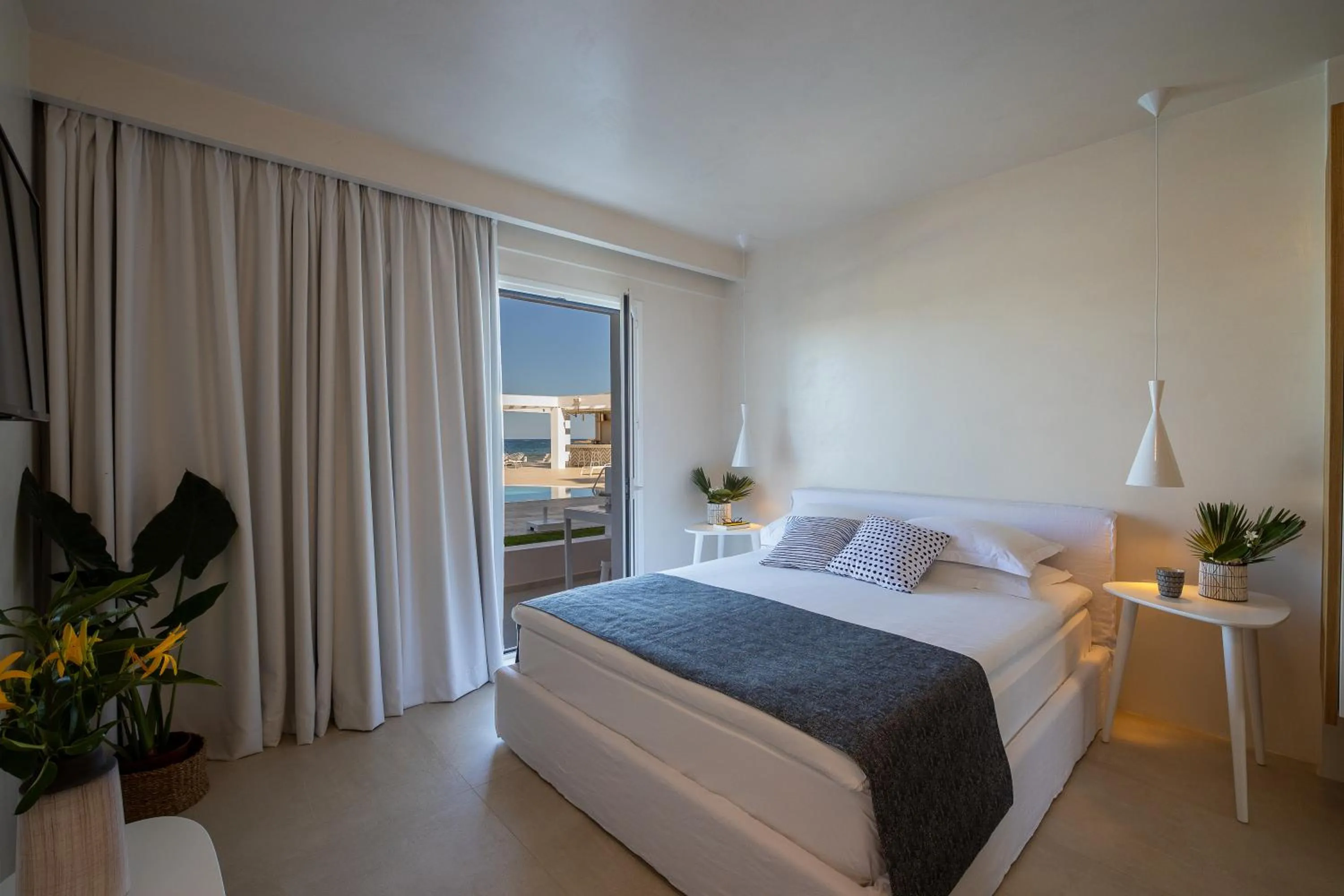 Bathroom, Bed in Akrogiali Beach Hotel Apartments