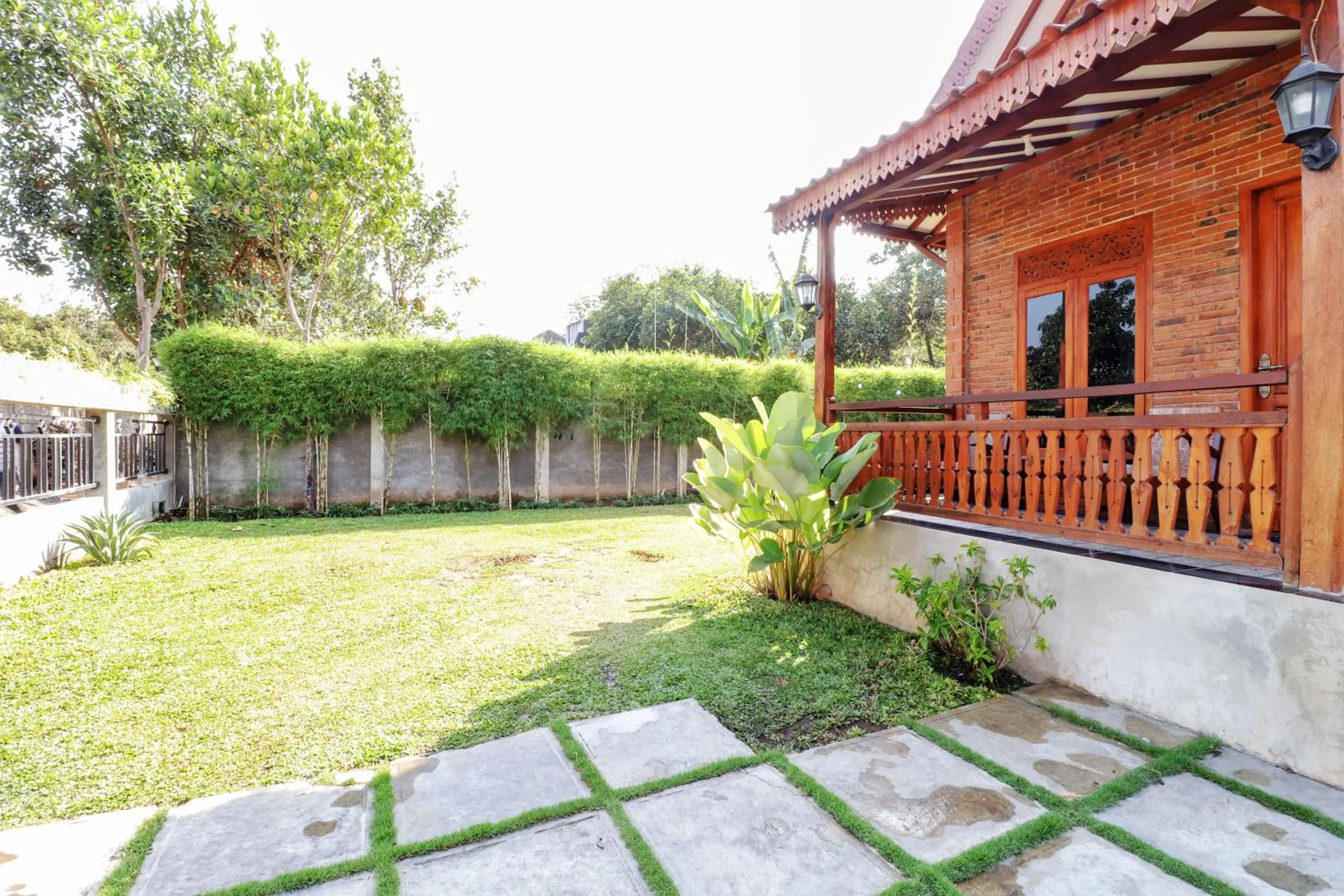 Garden in Omah Teras Bata Guesthouse