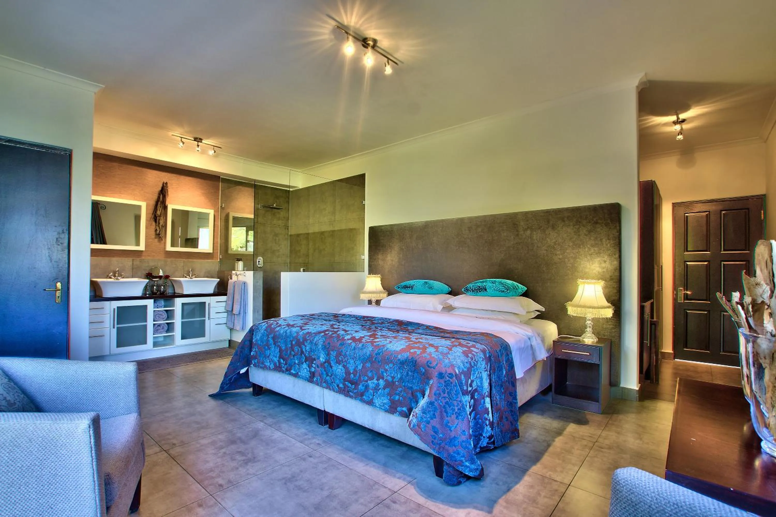 Bathroom, Bed in Dreamhouse Guest House