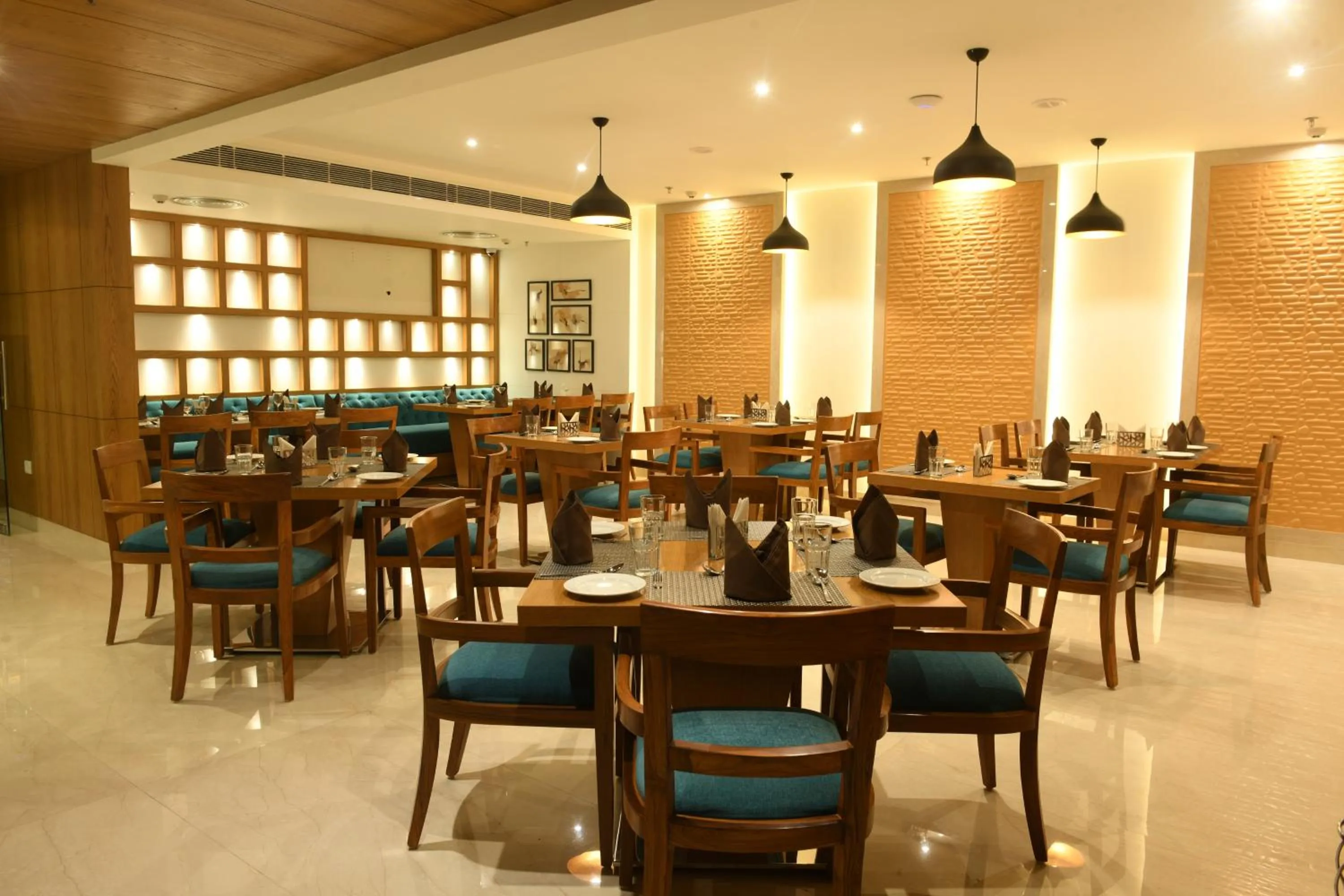 Restaurant/places to eat in SureStay Plus by Best Western Amritsar