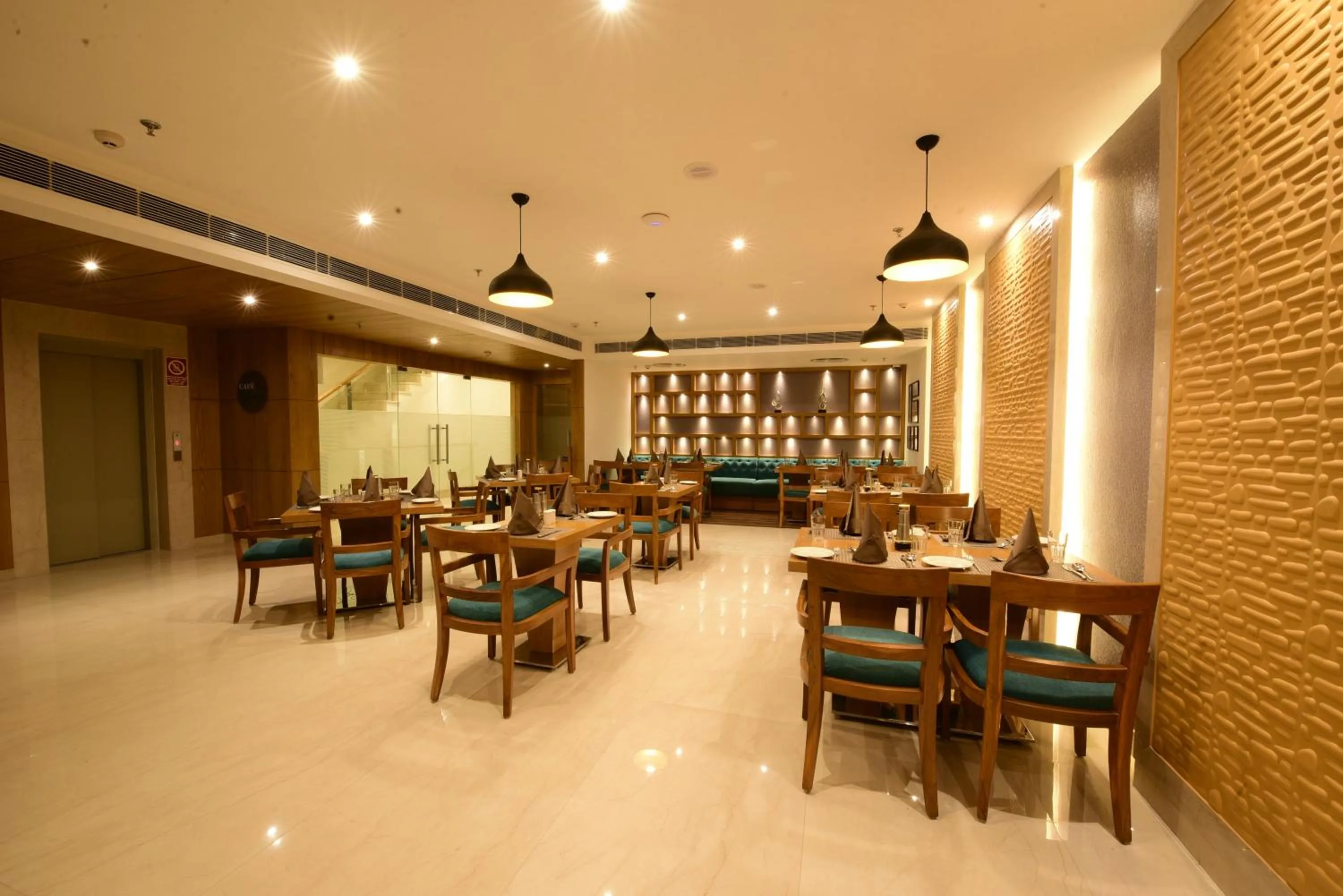 Restaurant/places to eat in SureStay Plus by Best Western Amritsar