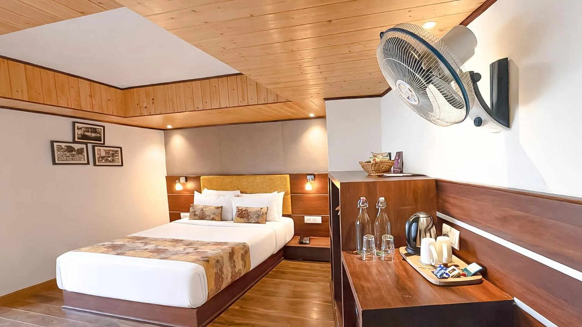 Bedroom, Bed in Yashshree Mall Road Darjeeling