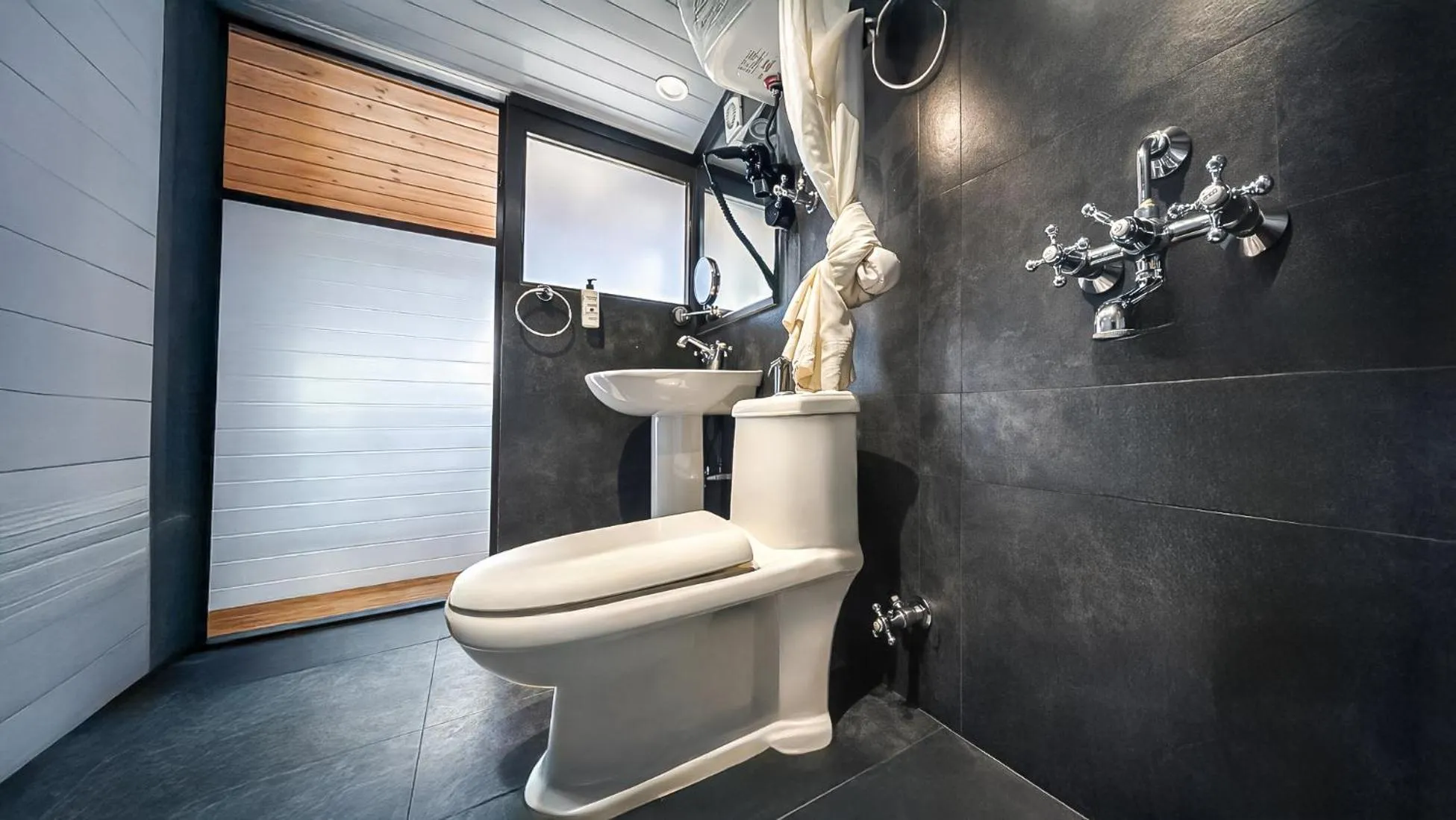 Bathroom in Yashshree Mall Road Darjeeling