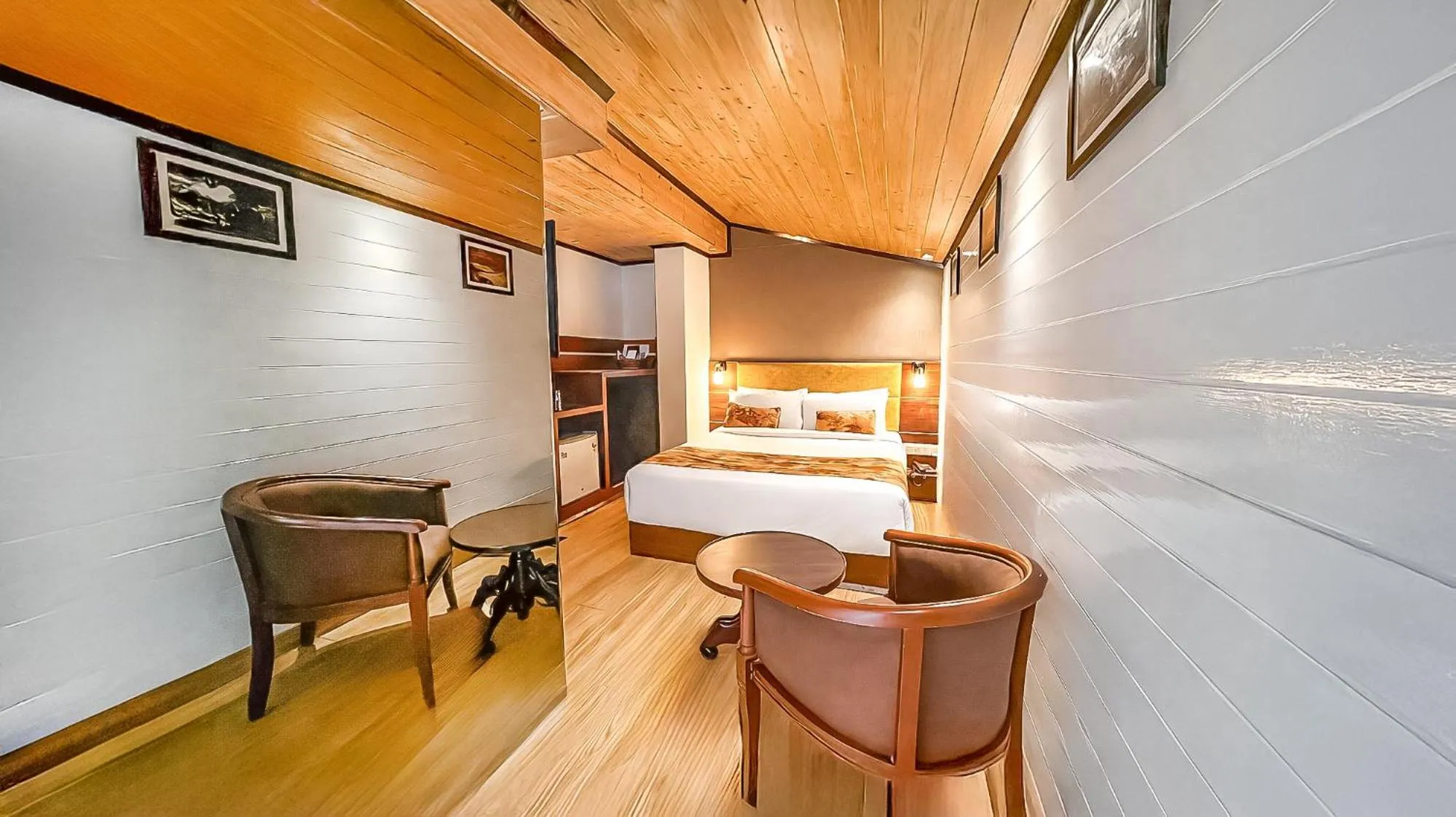 Bedroom, Bed in Yashshree Mall Road Darjeeling