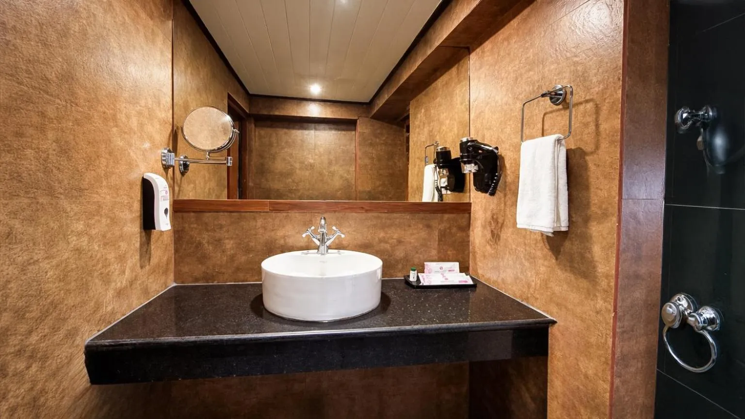 Bathroom in Yashshree Mall Road Darjeeling