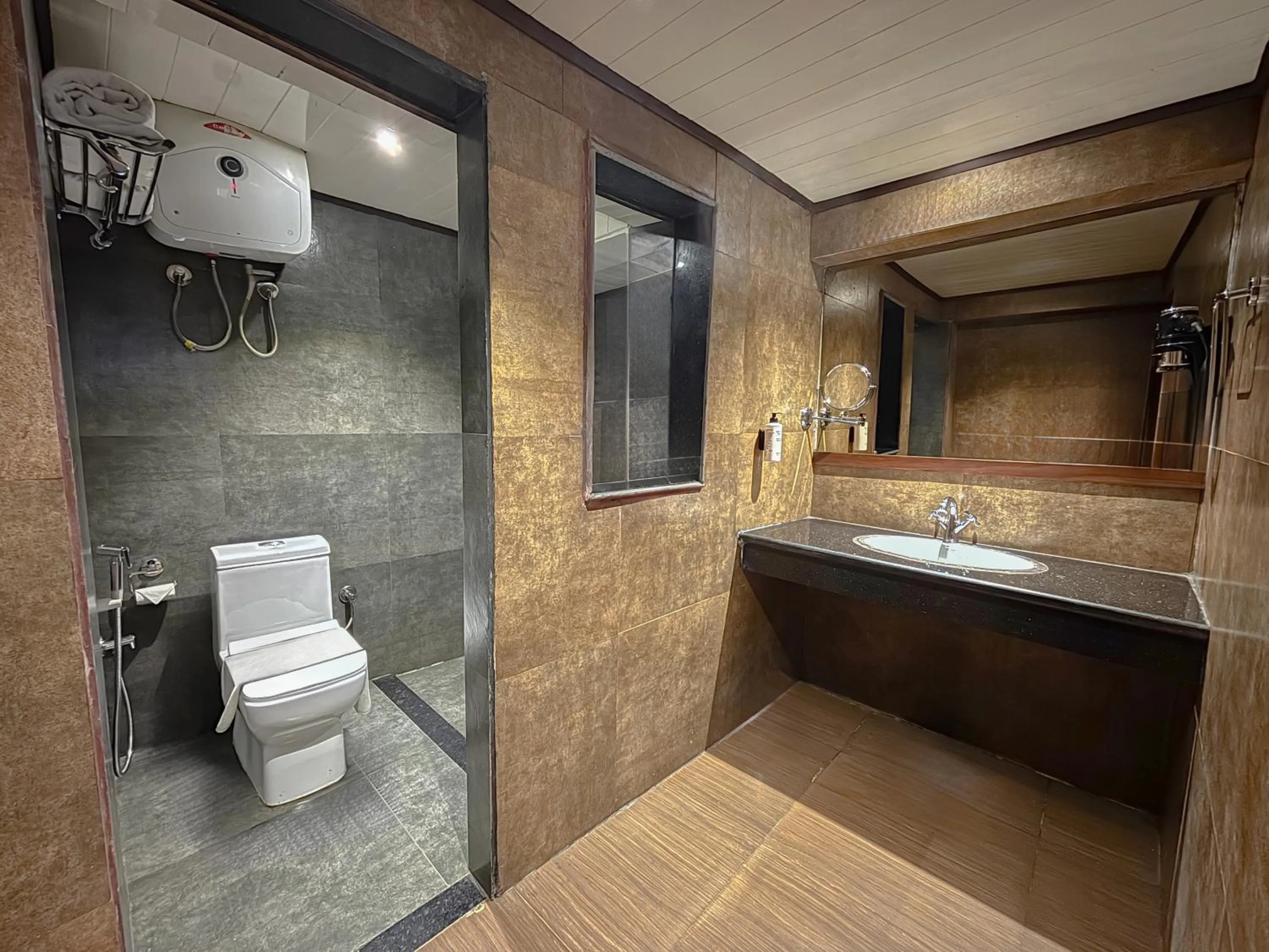 Bathroom in Yashshree Mall Road Darjeeling