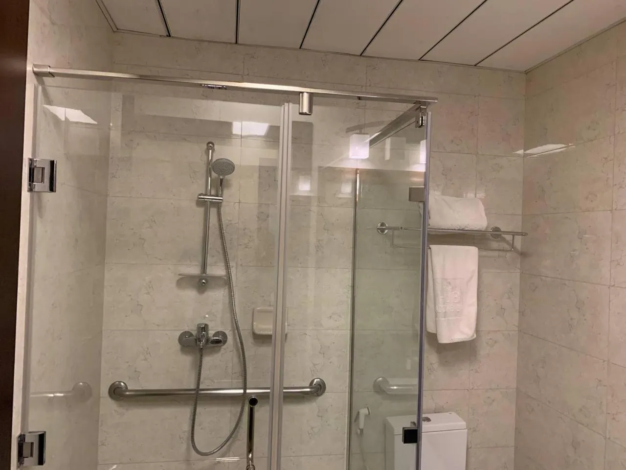 Shower in The HUB Hotel