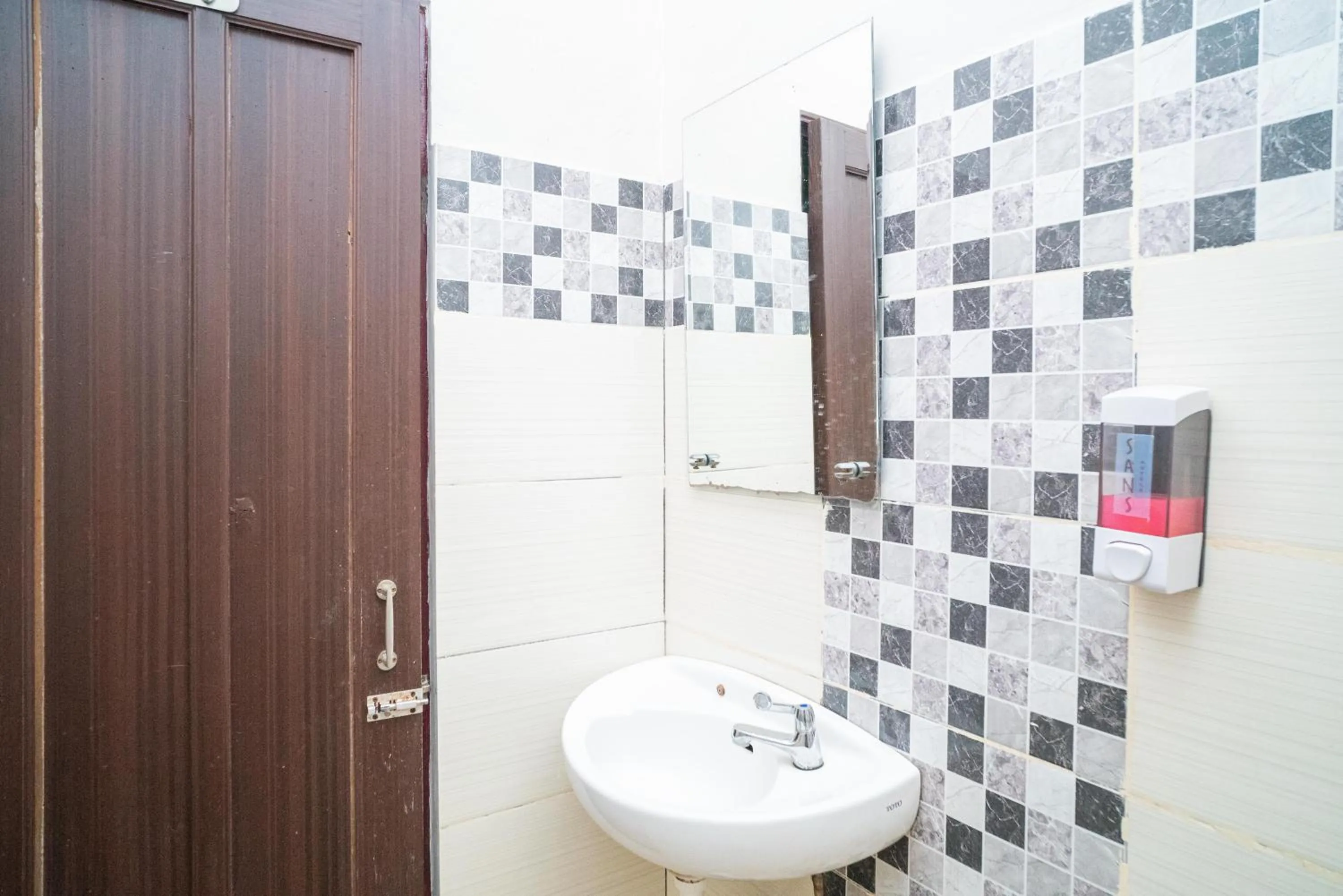 Bathroom in Sans Hotel Zam-Zam Syariah Palangkaraya