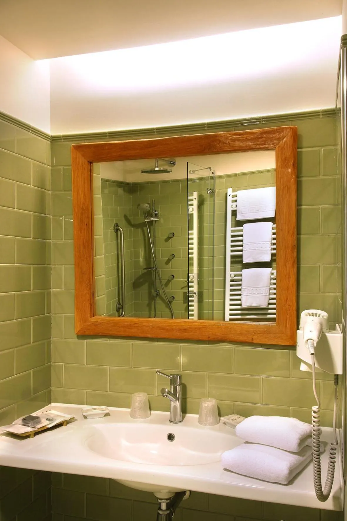 Shower in Hostería de Guara