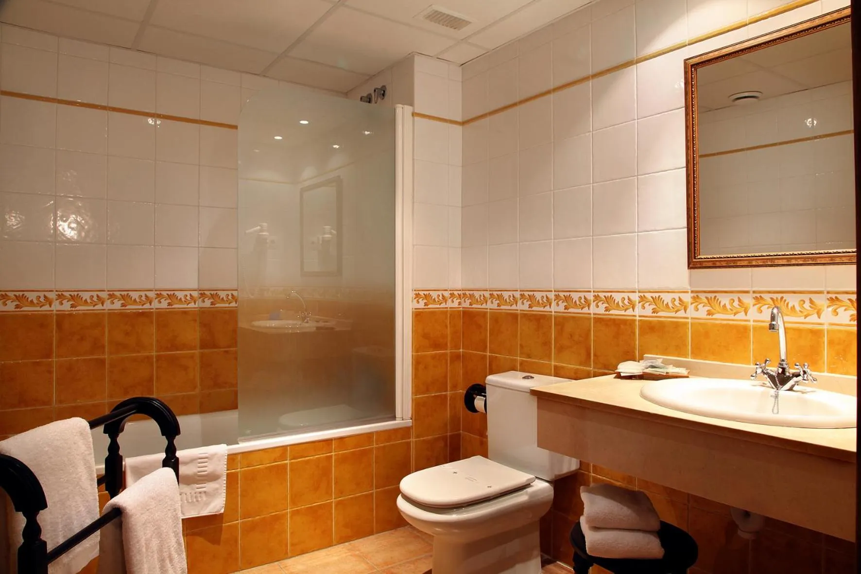 Bathroom in Hostería de Guara