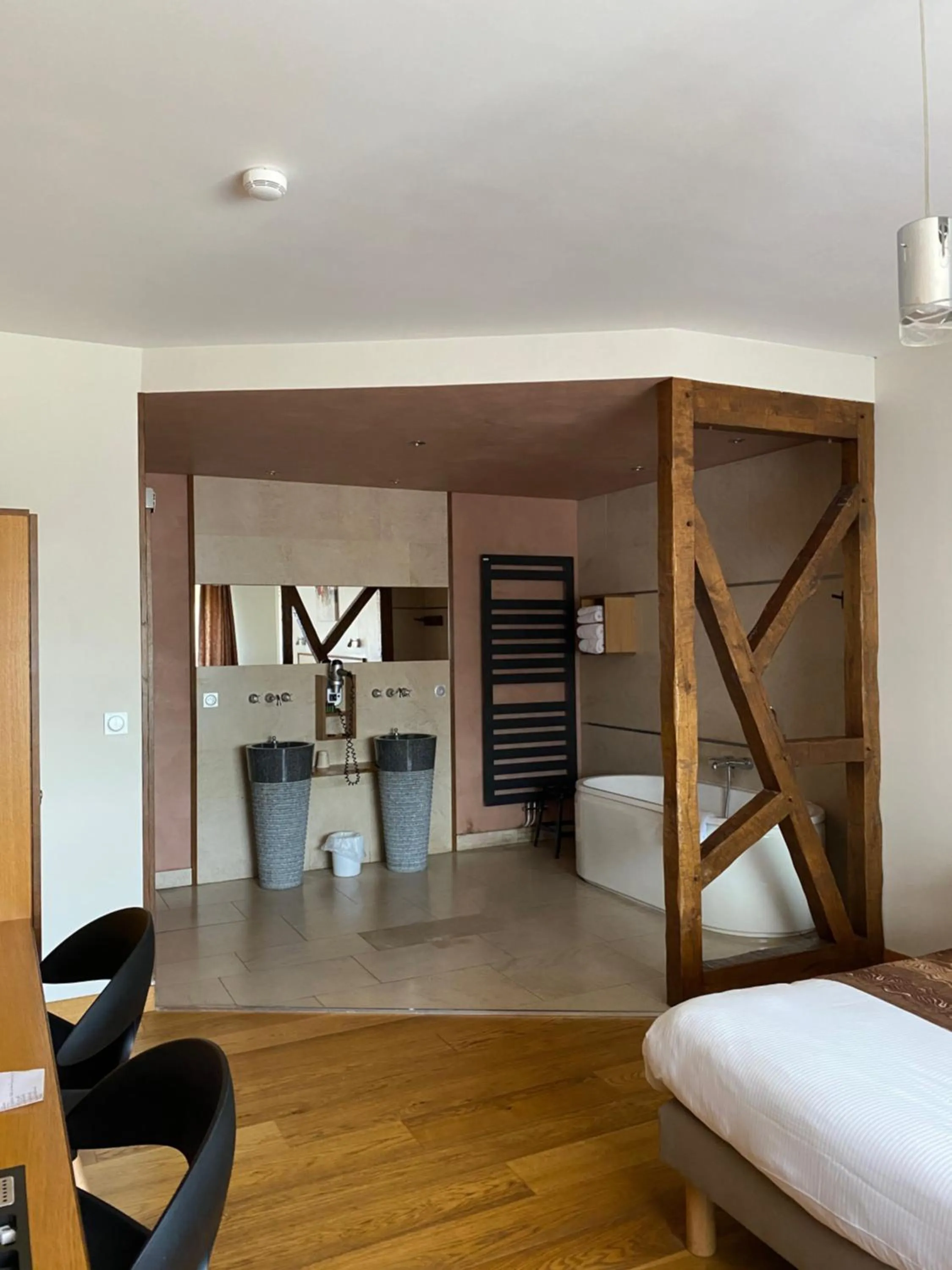 Photo of the whole room, Bed in Auberge des Moulins