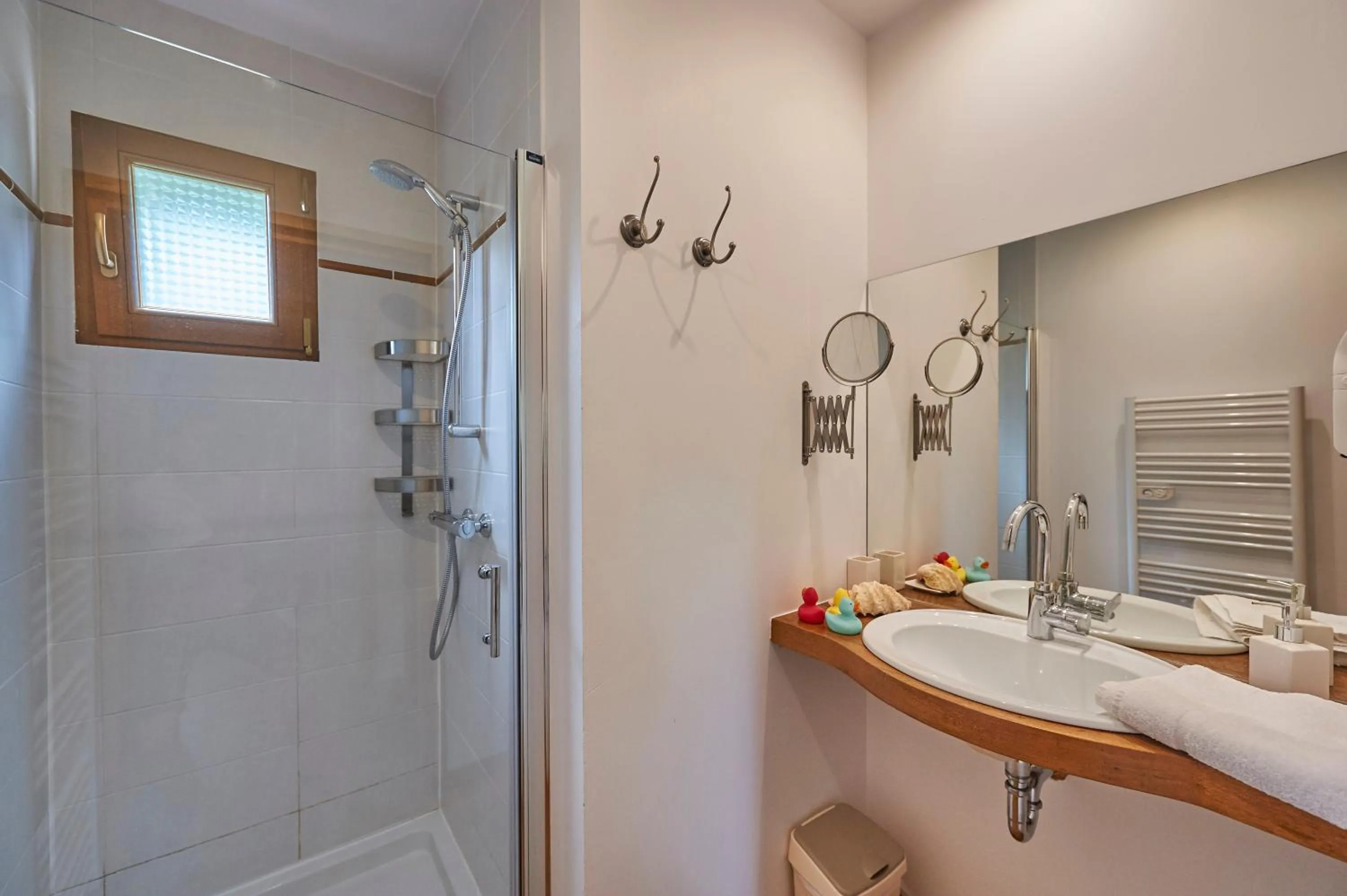 Shower in Village de Montmarsis