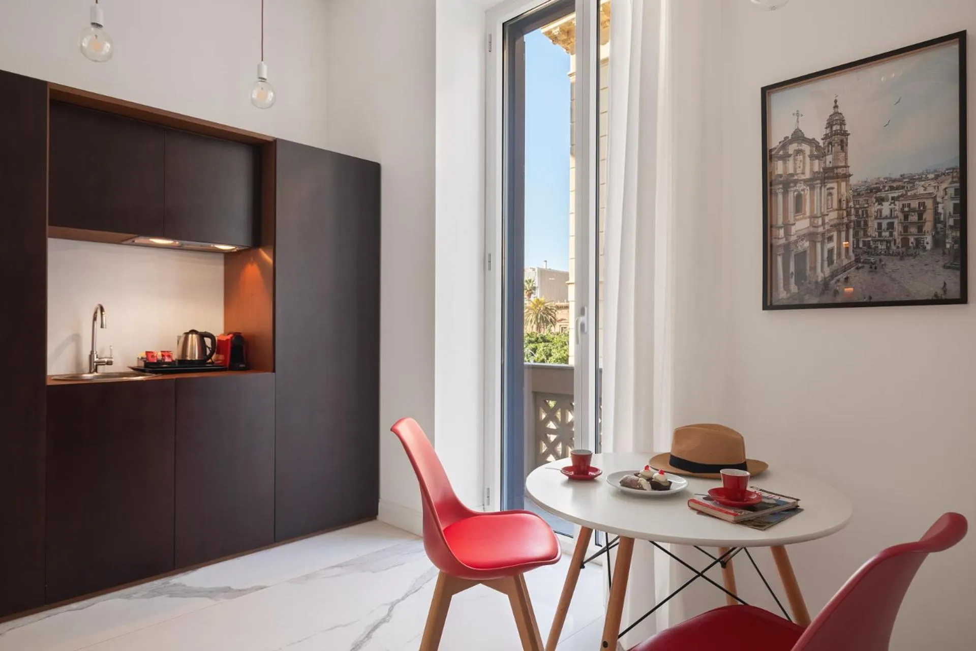 Kitchen or kitchenette in Palazzo Sovrana Serviced Luxury Apartments