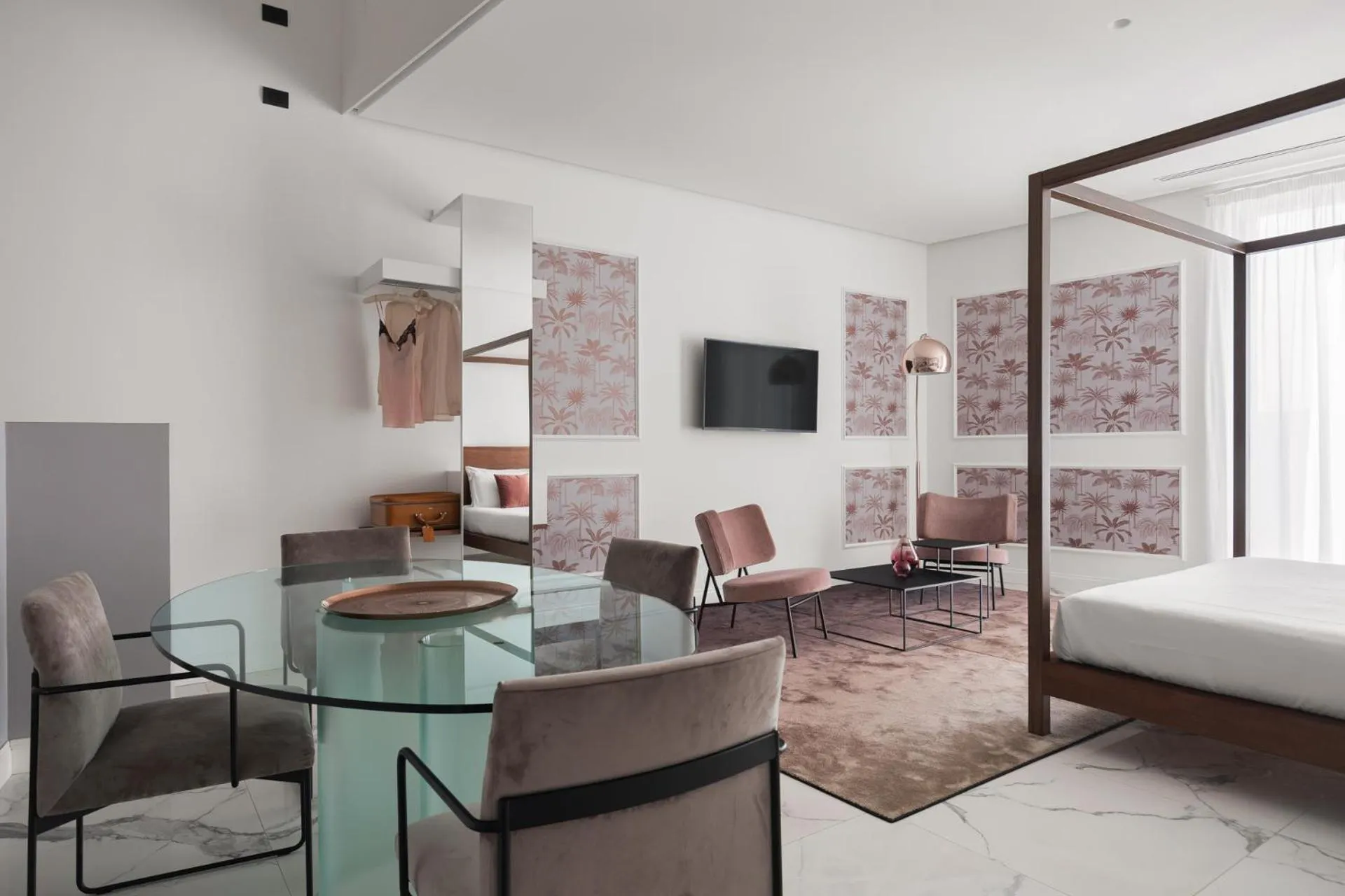 Communal lounge/ TV room, Bed in Palazzo Sovrana Serviced Luxury Apartments