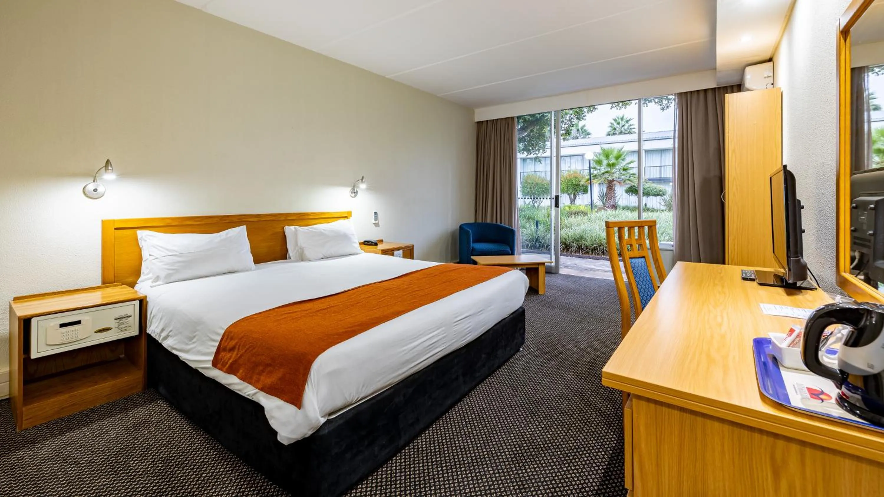 Bed in African Sky Newcastle Inn