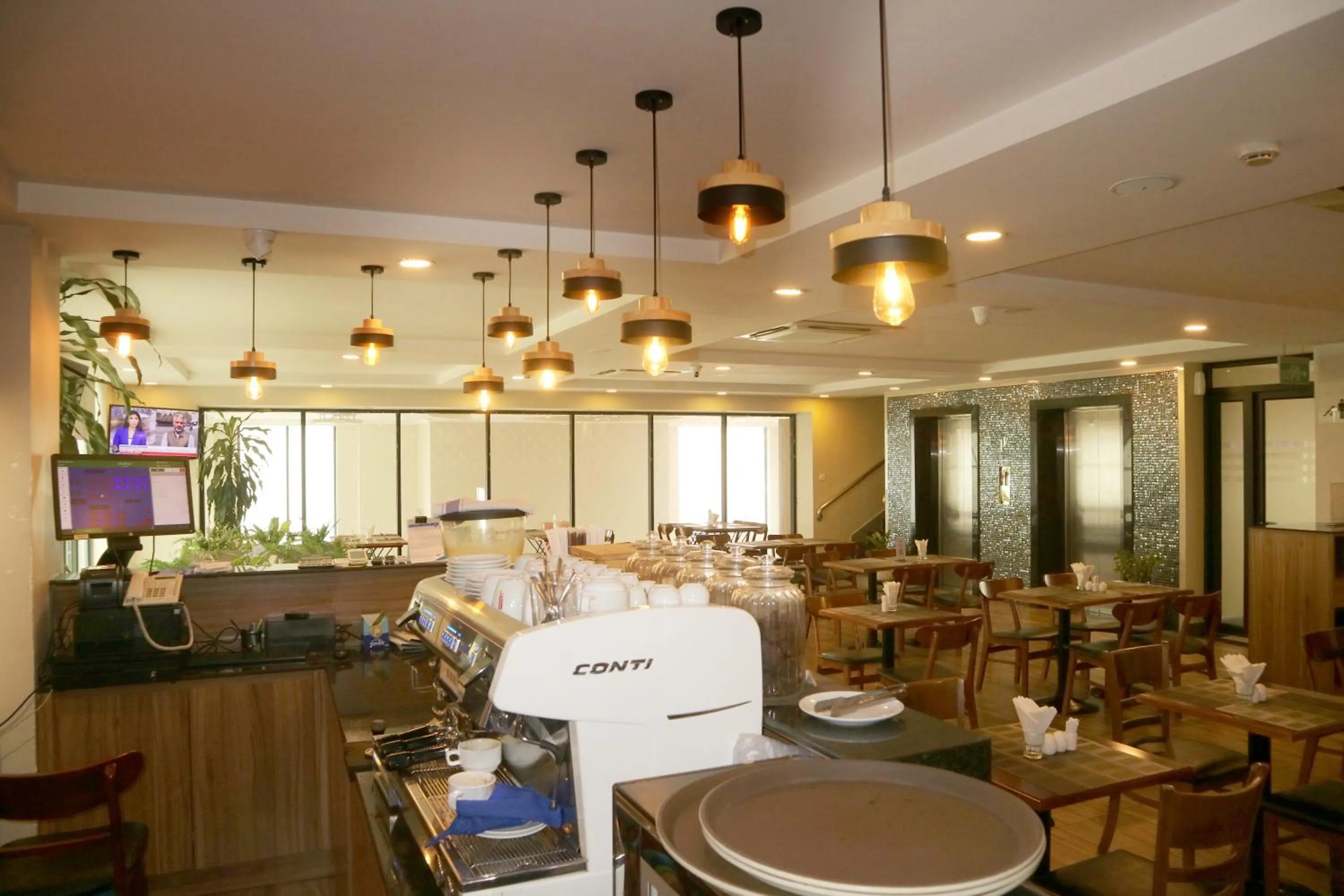 Restaurant/places to eat in HM Grand Central Hotel