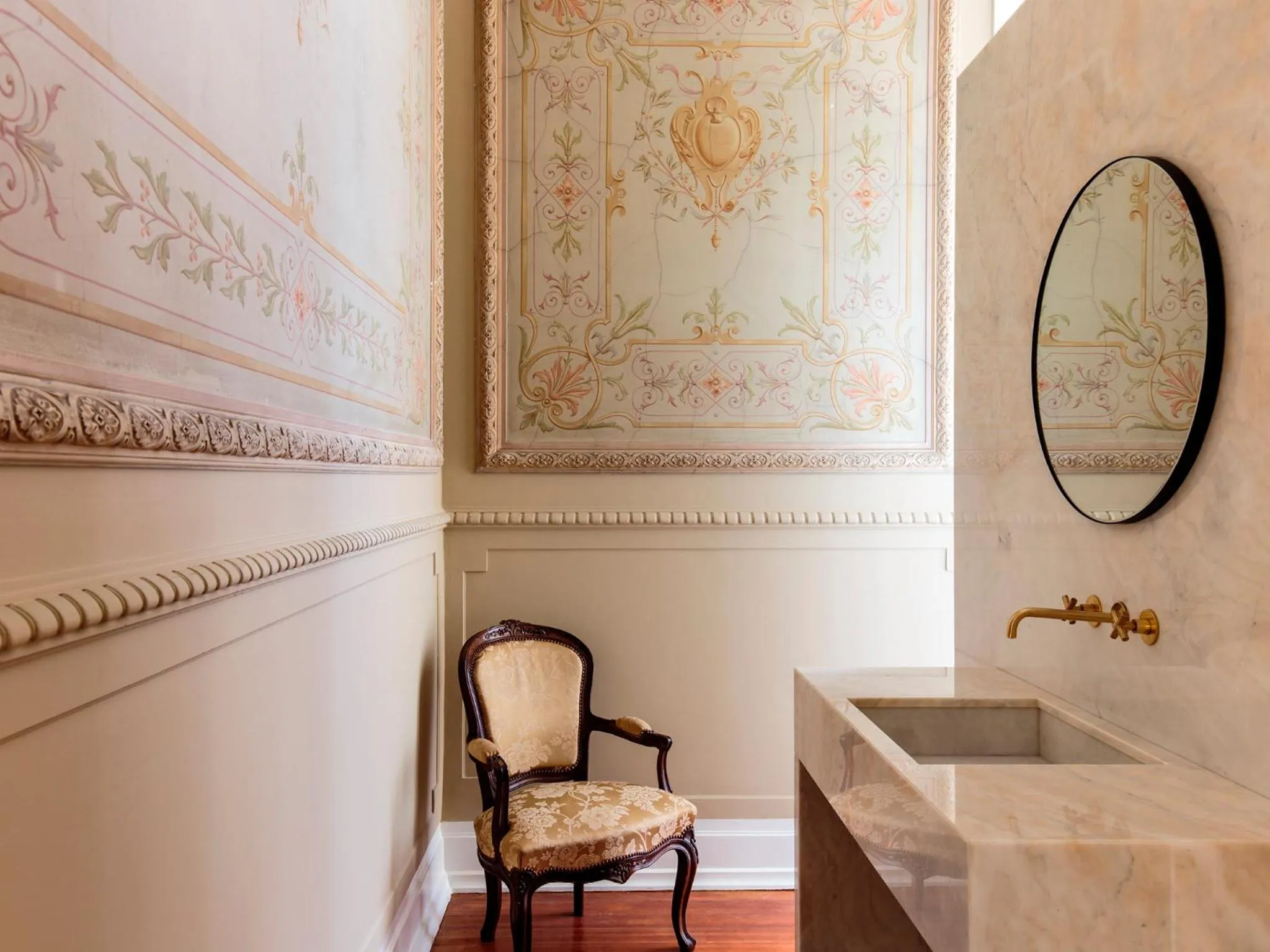 Toilet in Dear Lisbon - Valmor Palace