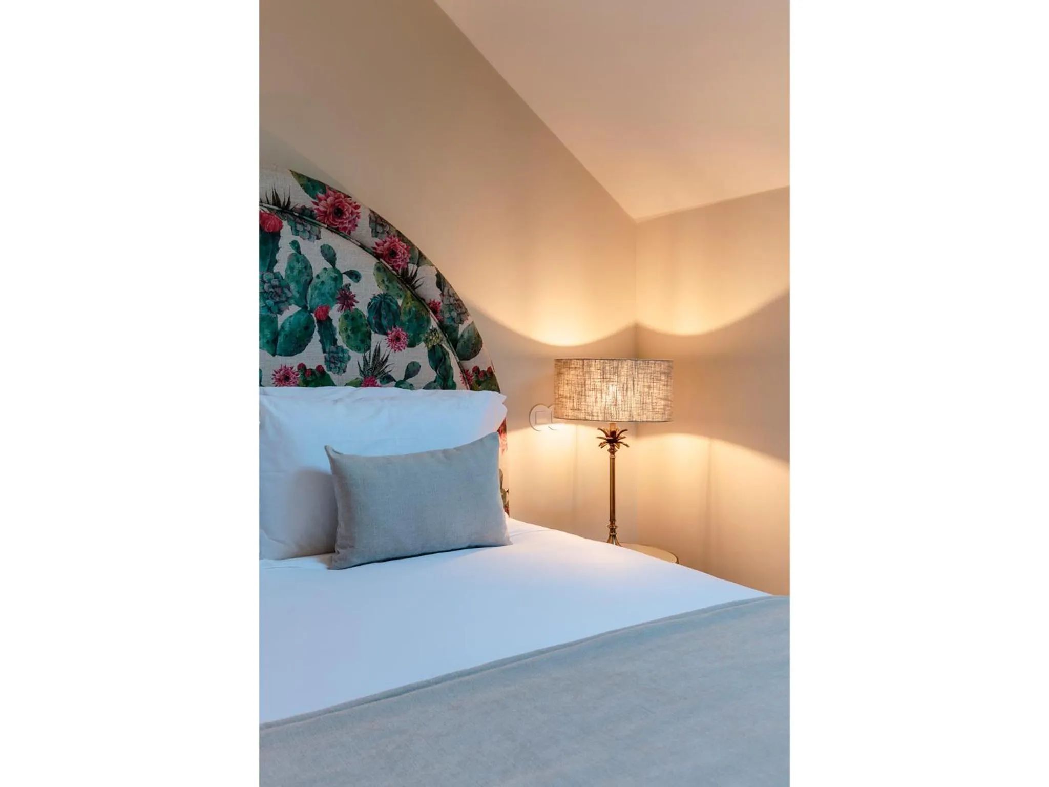 Bed in Dear Lisbon - Valmor Palace