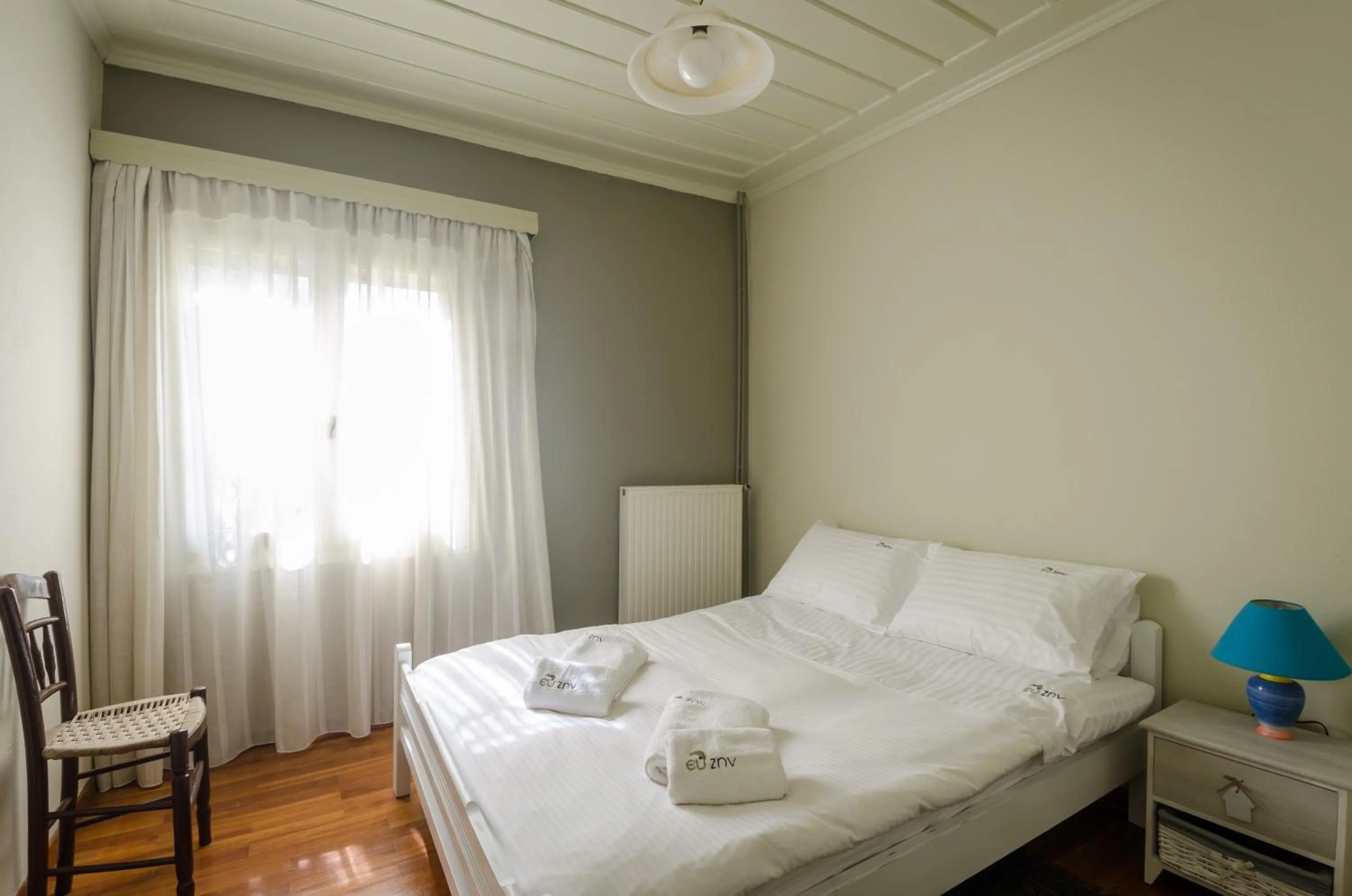 Bed in Ev Zin Mouria