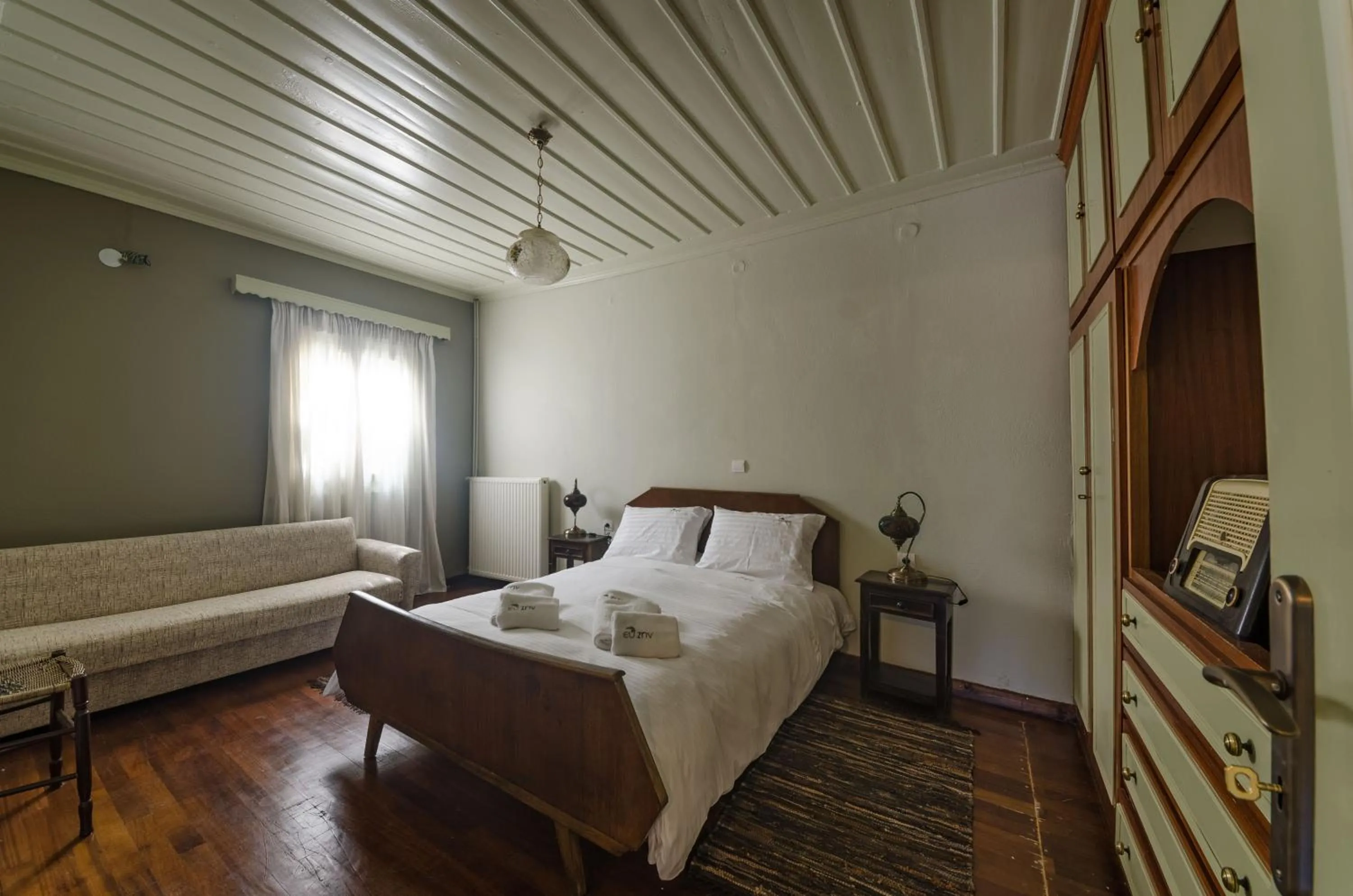 Bed in Ev Zin Mouria